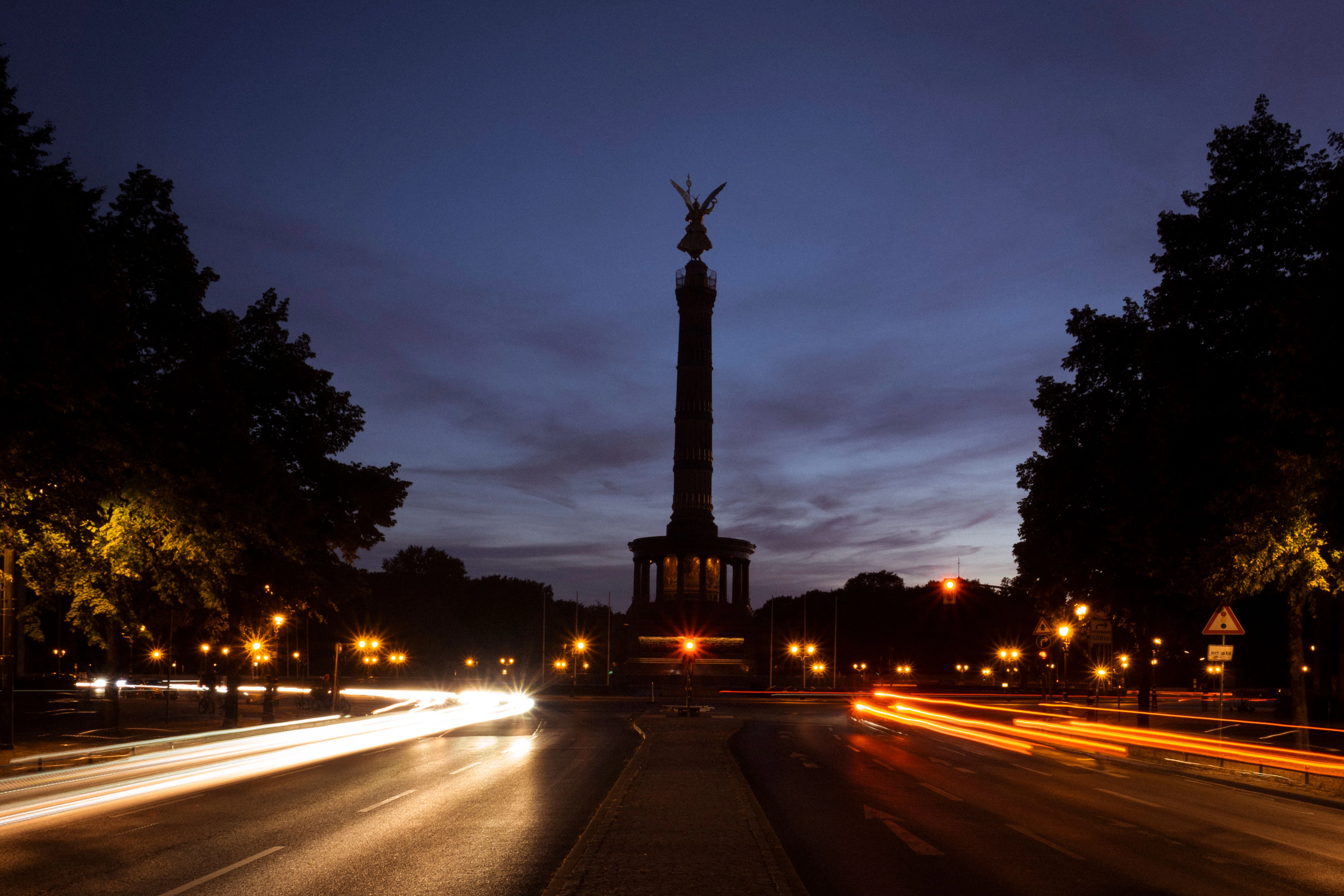 Berlin spart Energie: Auch die Siegessäule muss dran glauben.