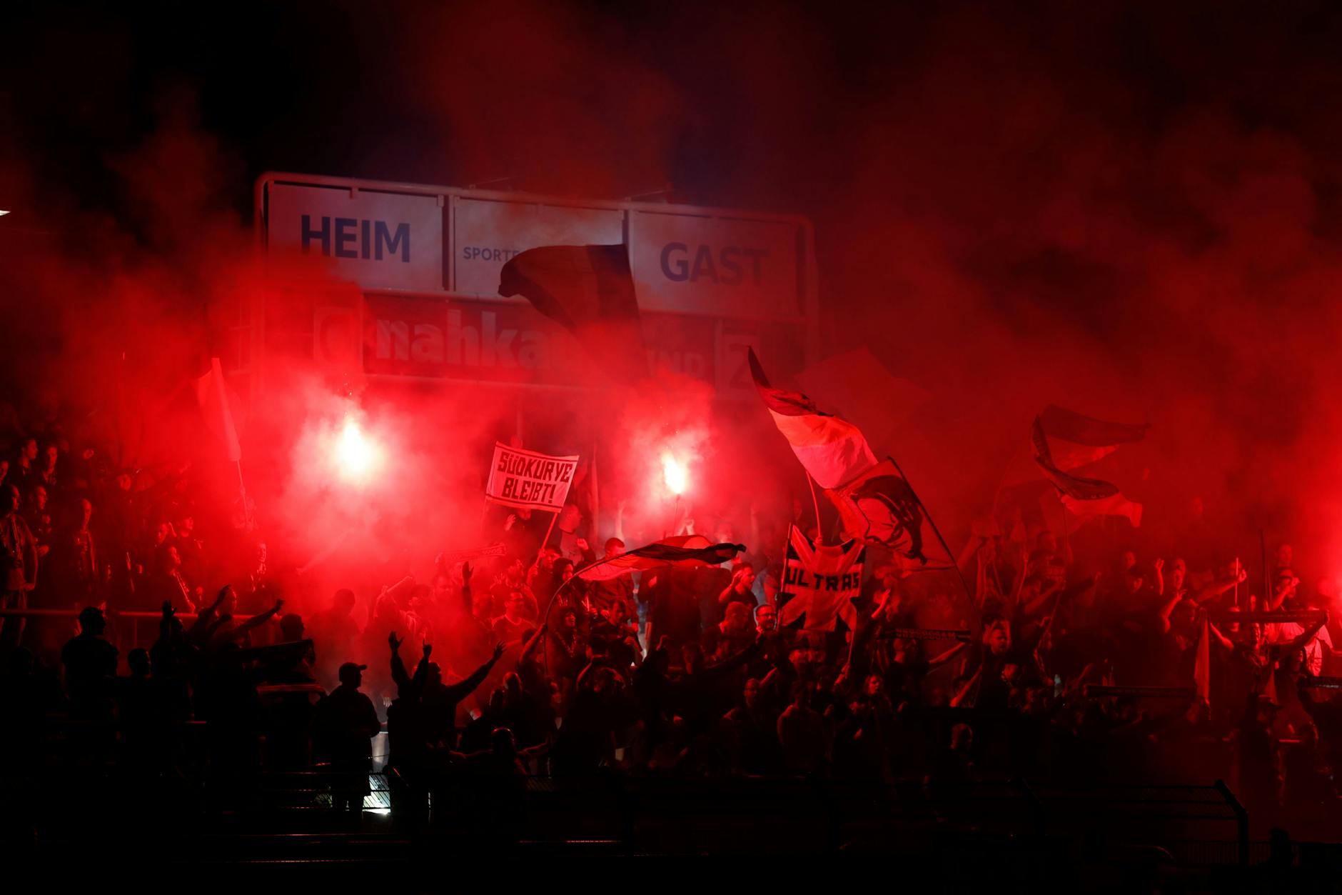 Pyro im Block von Jena in der zweiten Halbzeit beim Spiel gegen den BFC Dynamo.