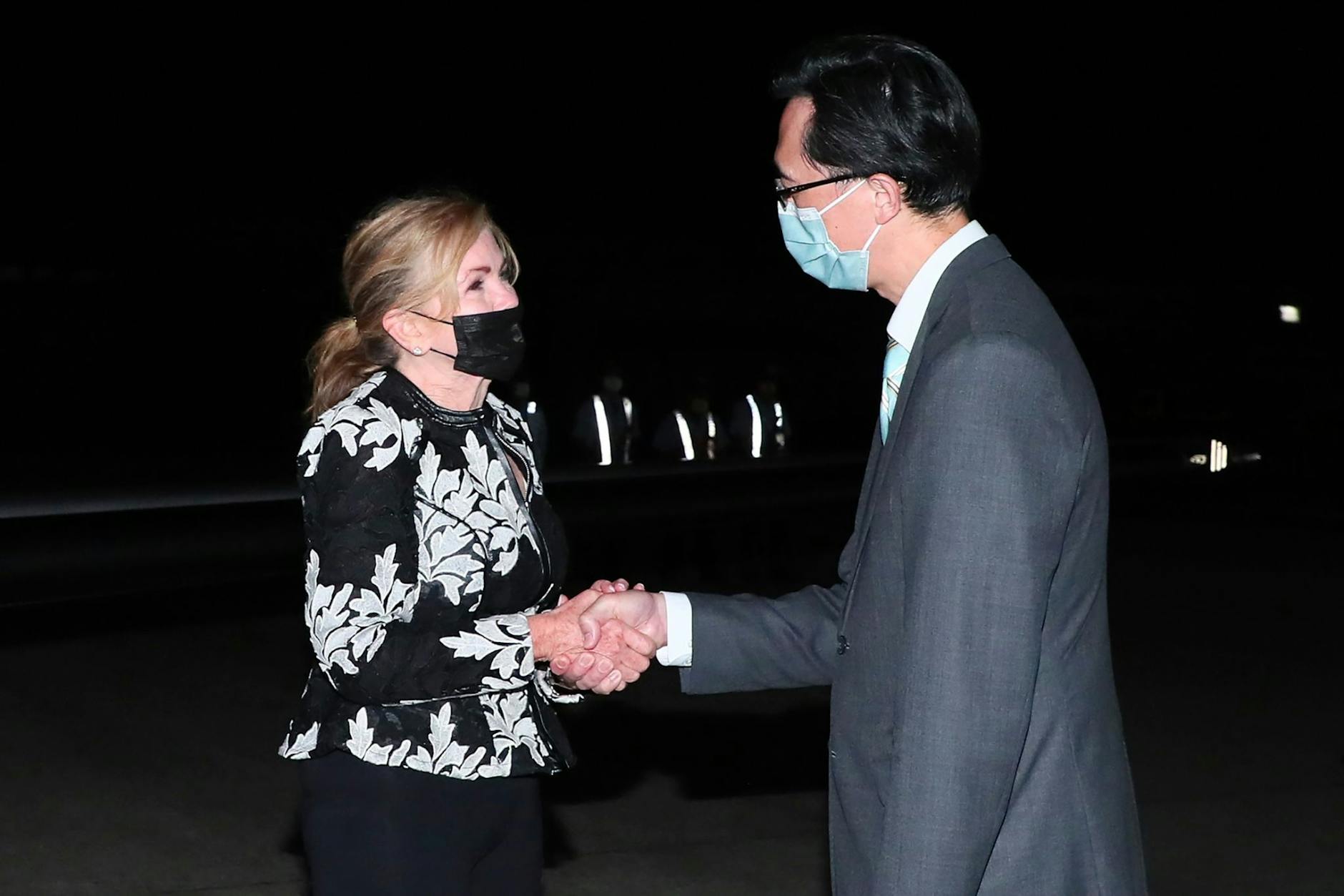 HANDOUT - US-Senatorin Marsha Blackburn wird nach ihrer Ankunft in Taipeh begrüßt. airs/AP/dpa