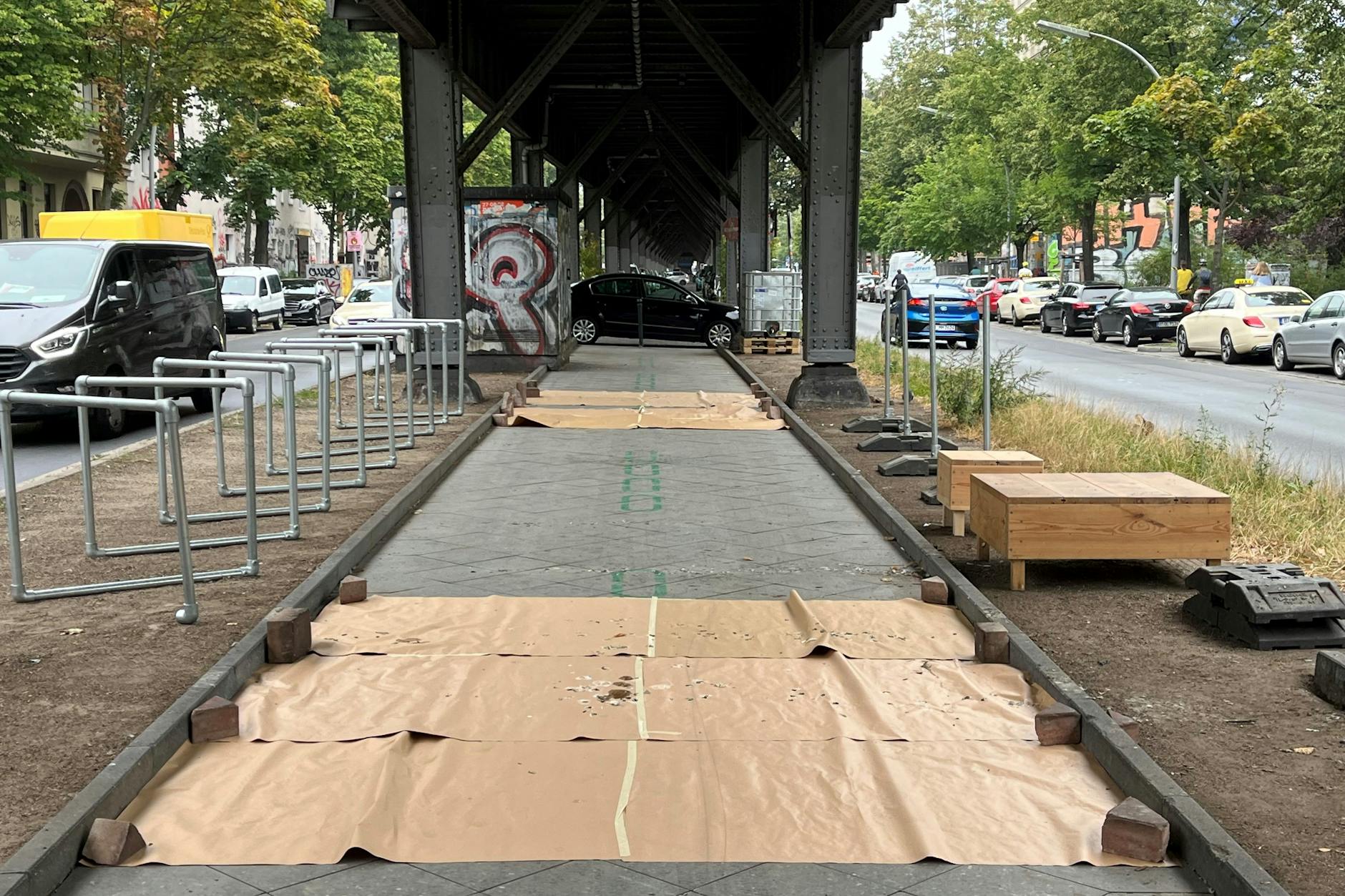 Nachts schützen Papierbahnen das Testfeld der Radbahn vor Taubenkot. Trotz Bewachung hat ein Autofahrer sein Fahrzeug in den abgesperrten Bereich gestellt.