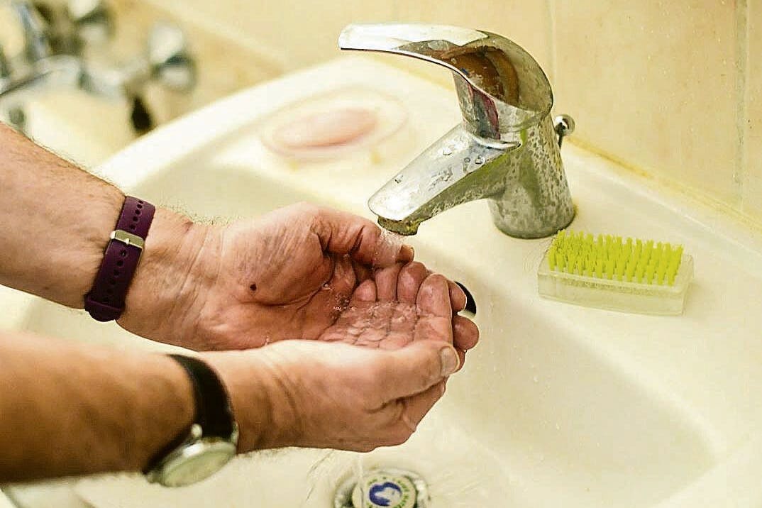 Der Vermieter war der Meinung, Wasser könne man auch auf dem Herd warm machen, es müsse nicht warm aus dem Hahn kommen.