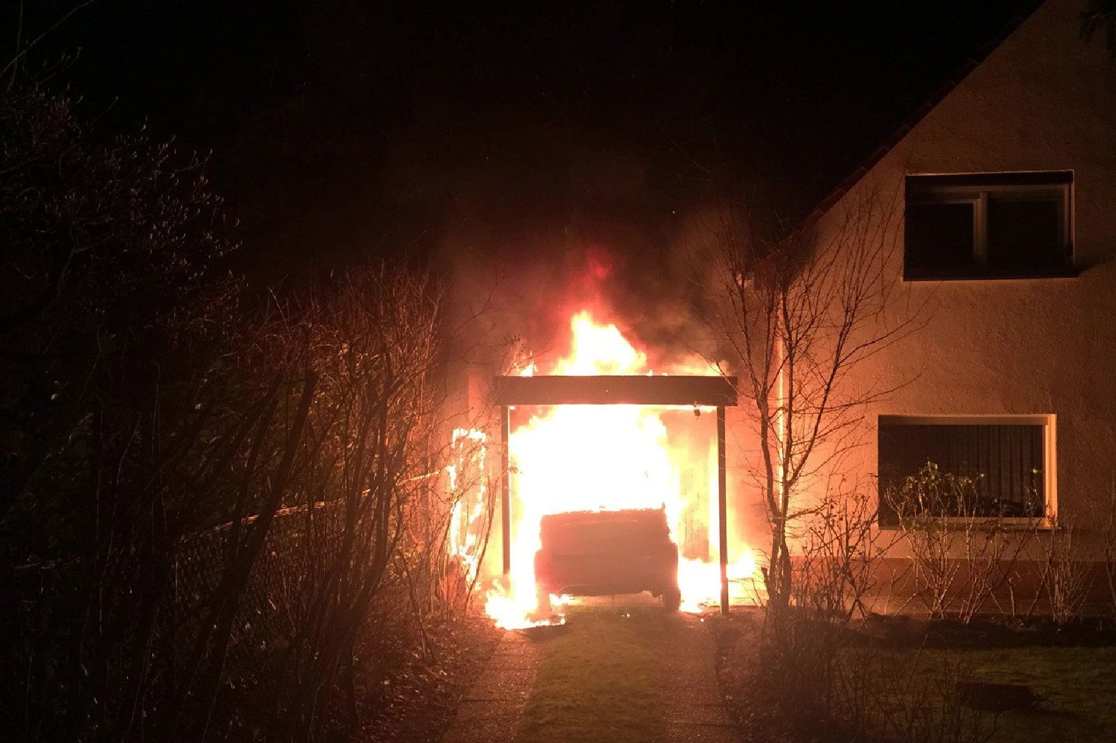 Das Auto von Ferat Kocak brannte neben dem Haus seiner Eltern in Neukölln ab.&nbsp;