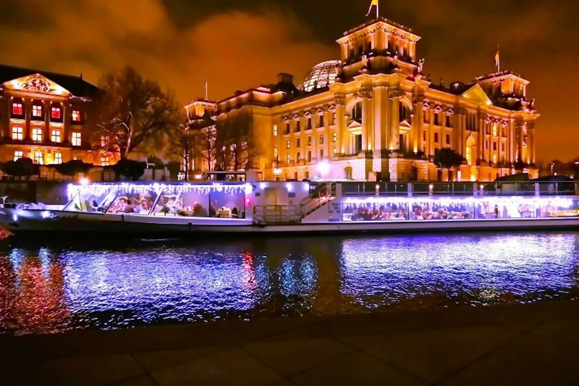Stimmungsvolle Lichter an Bord, leckere Menüs auf Wunsch und ein Gläschen Glühwein sorgen für eine besondere Atmosphäre auf dem Glitzerschiff und lassen den Alltag in weite Ferne rücken.