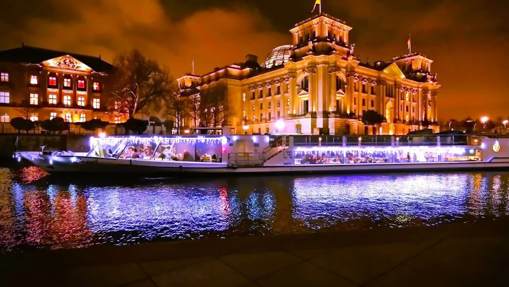 Weihnachtliche Schiffstour auf dem Glitzerschiff. Fahrplan, Preise, Tickets.
