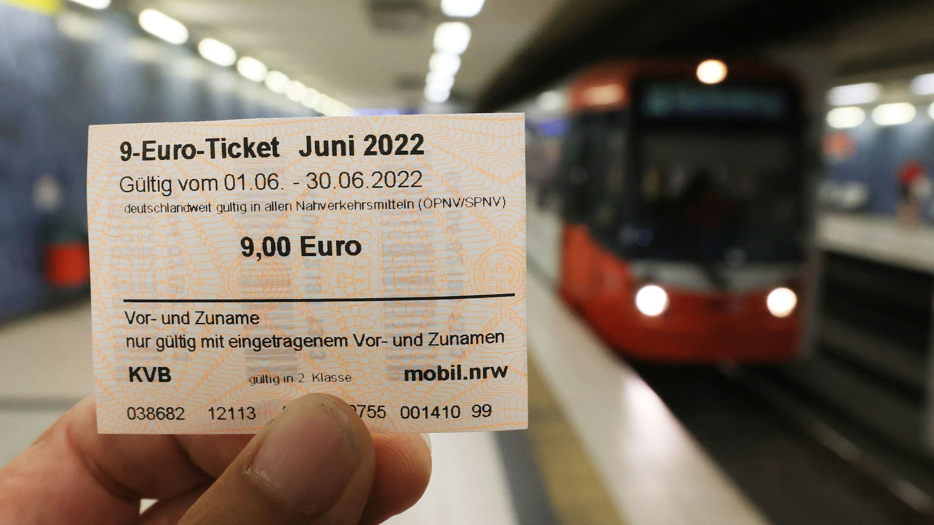 Ein 9-Euro-Ticket ist am Bahnsteig zu sehen. Die Deutsche Bahn und zahlreiche Verkehrsverbünde begannen Ende Mai mit dem Verkauf des 9-Euro-Monatstickets.