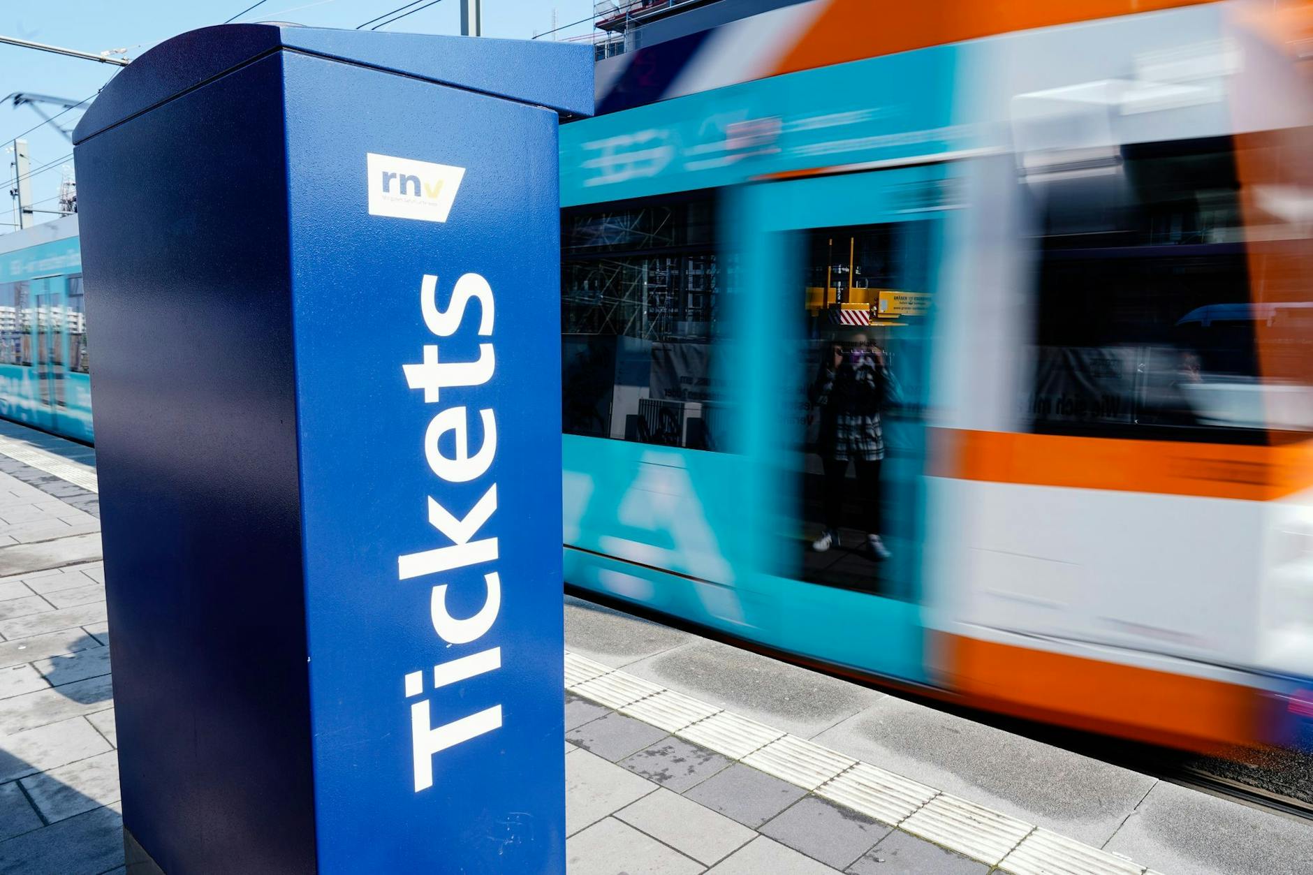 ARCHIV - Eine Straßenbahnhaltestelle in Heidelberg. Kommt eine Alternative zum 9-Euro-Ticket?
