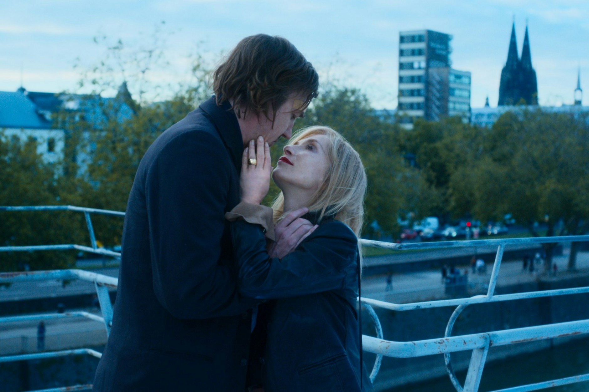 Lars Eidinger und Isabelle Huppert beim ersten Drehtag von „Die Zeit, die wir teilen“ in Köln. Die Kusszene unter Corona-Bedingungen sorgte am Set für Diskussionen.&nbsp;