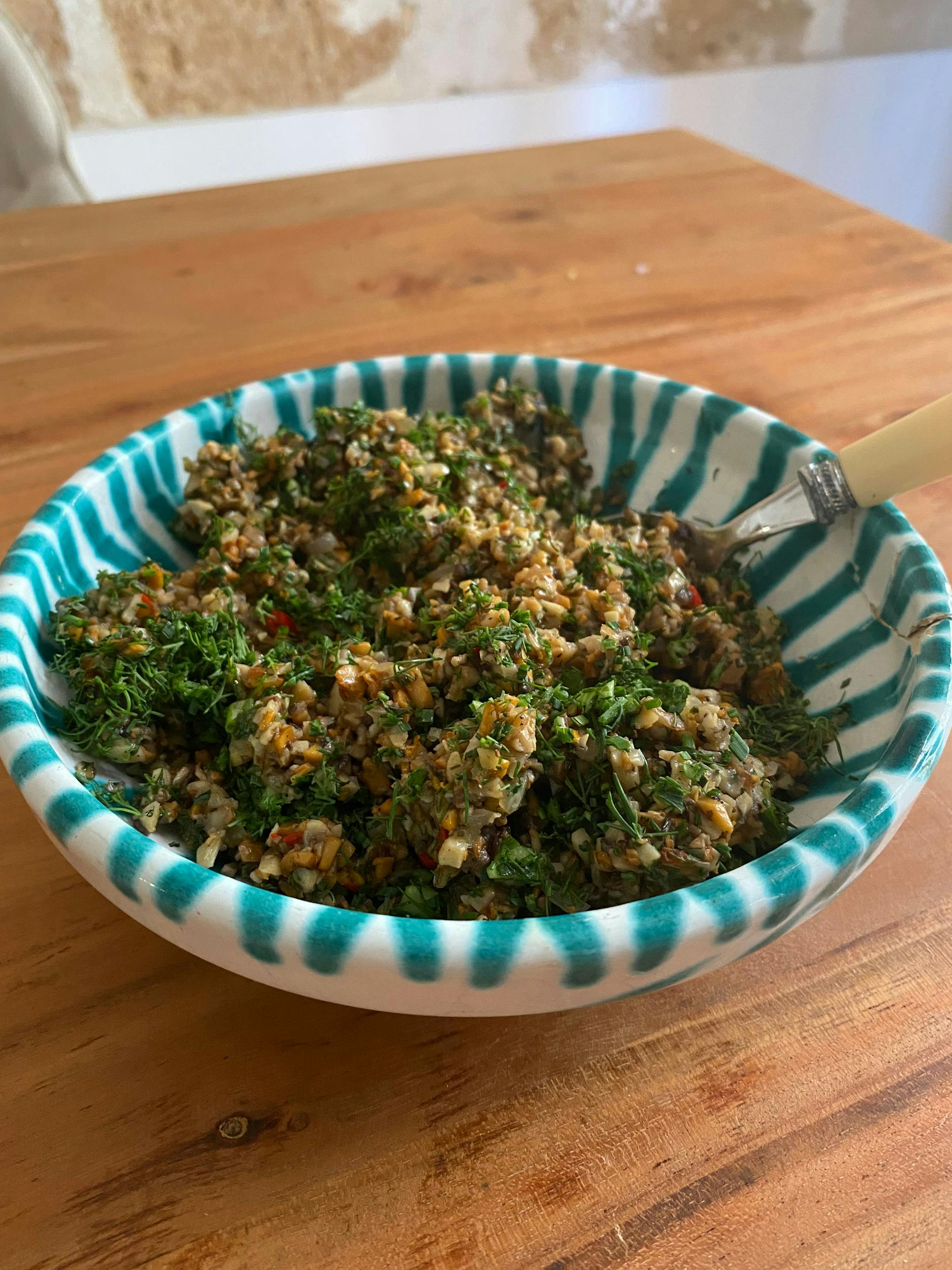 Zweiter Schritt: Pilze lange braten und würzen.
