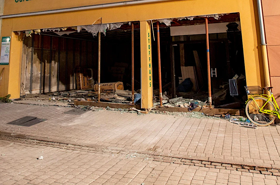 Zerstörte Fensterscheiben nach der Explosion.  ur/dpa