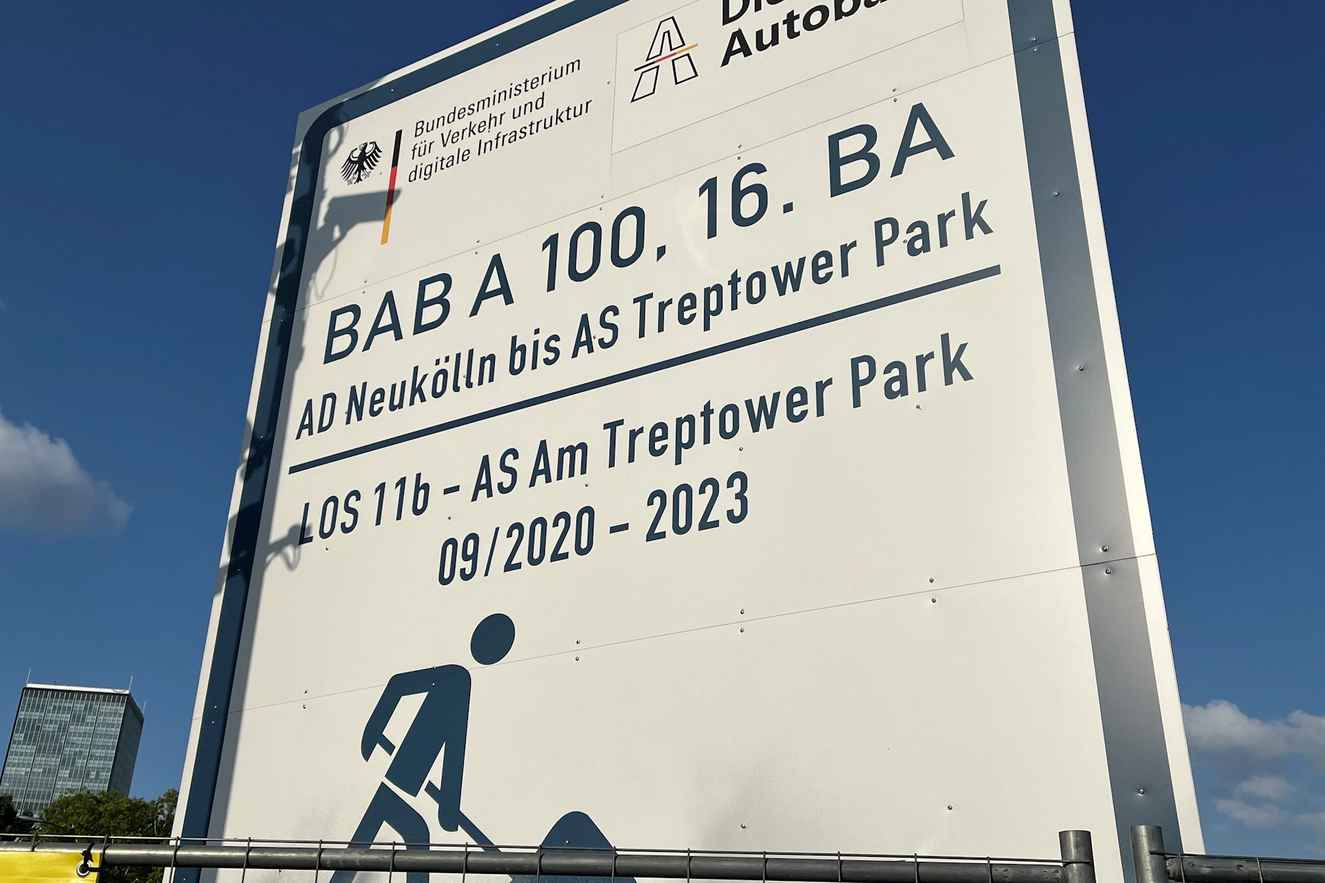 Mit einem Bauschild weist die bundeseigene Autobahn GmbH auf ihr Berliner Projekt, die Verlängerung der A100 von Neukölln nach Treptow, hin. Das Enddatum stimmt nicht mehr: Die Eröffnung ist nun für Ende 2024 geplant.