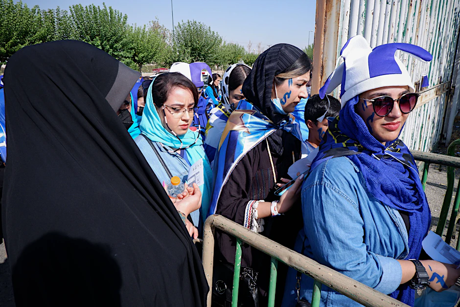 Im Iran haben Frauen erstmals seit der Islamischen Revolution 1979 ein Ligaspiel besucht.