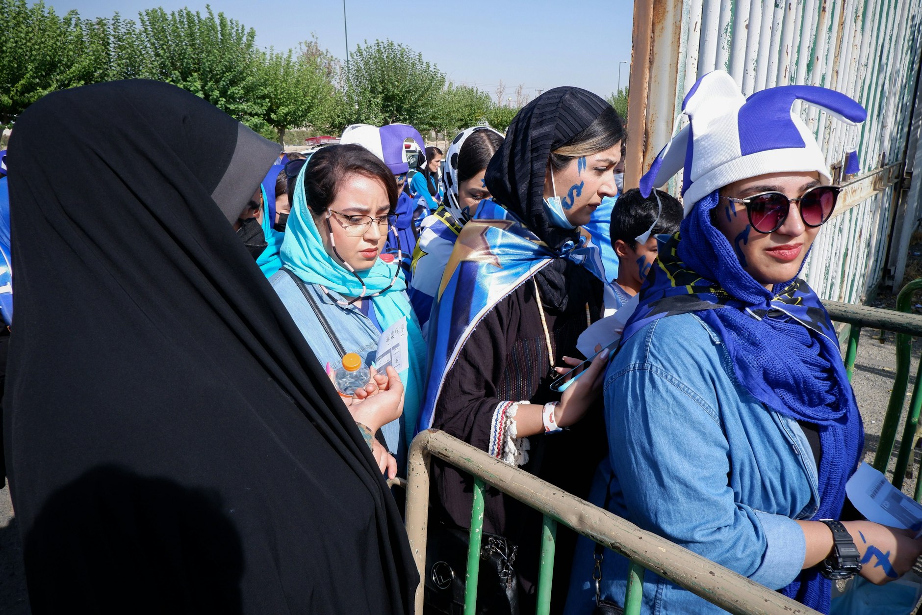 Im Iran haben Frauen erstmals seit der Islamischen Revolution 1979 ein Ligaspiel besucht.