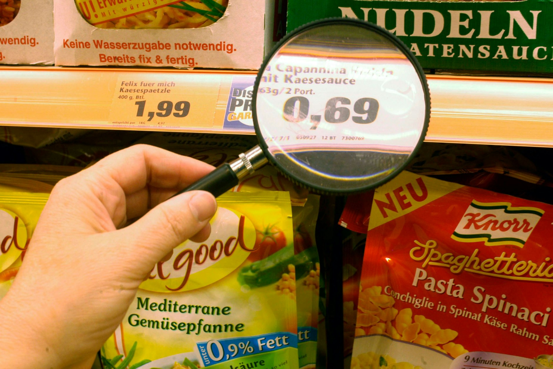 Preise sollte man derzeit genau unter die Lupe nehmen, nicht nur wegen der hohen Inflation auch bei Lebensmittelpreisen: Sparen lässt sich durch den Kauf von Eigenmarken.