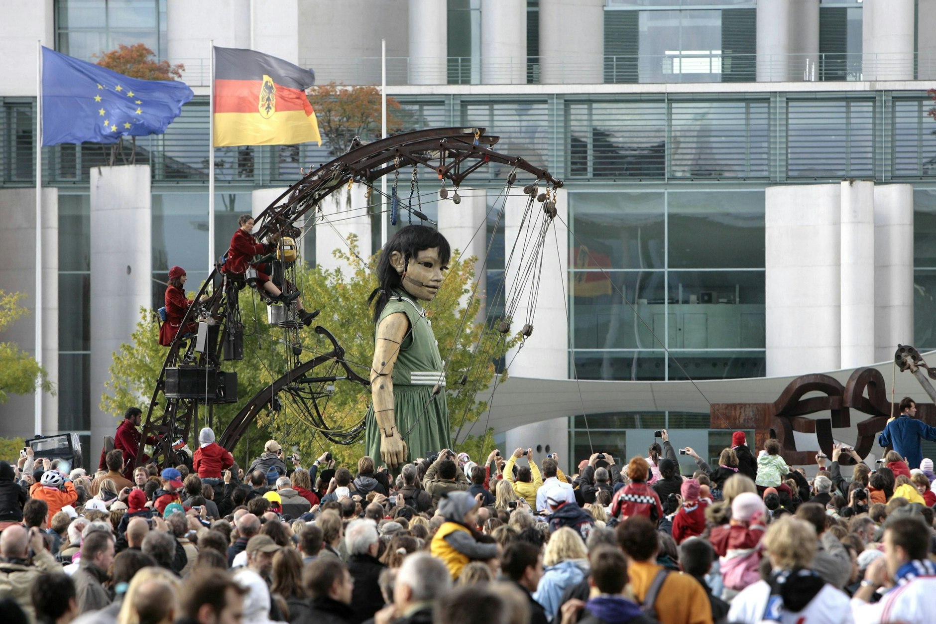 Eine Riesenmarionette der französischen Theaterkompanie Royal de Luxe vor dem Kanzleramt am 20. Jahrestag des Mauerfalls.