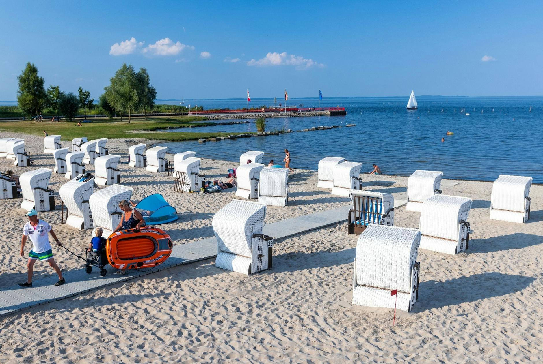 Gut besucht ist der Strand am Stettiner Haff.