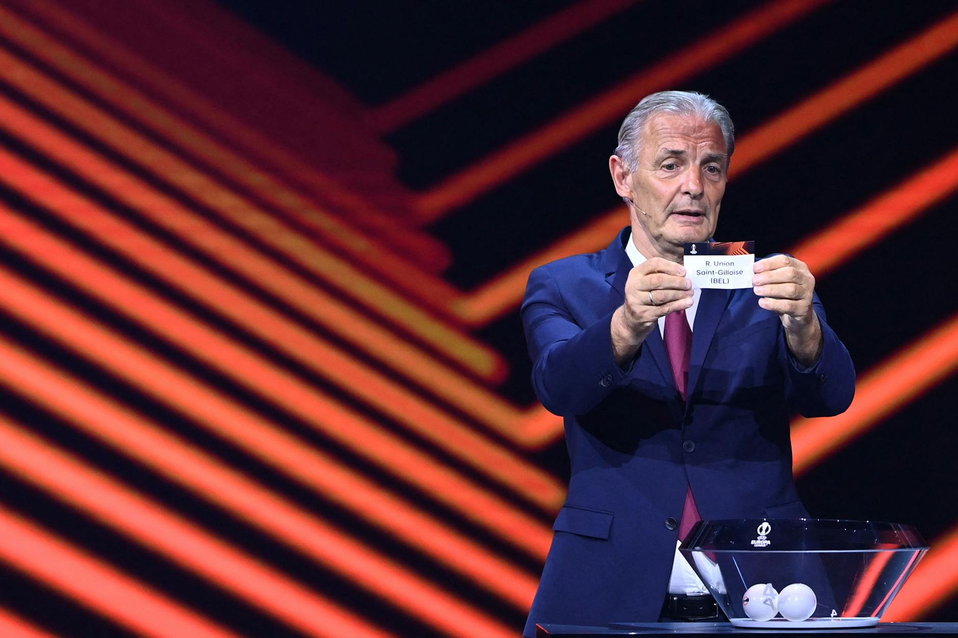 Frankfurt-Legende Karl-Heinz Körbel präsentiert den dritten Gruppengegner der Eisernen, den belgischen Vize-Meister Union Saint-Gilloise.