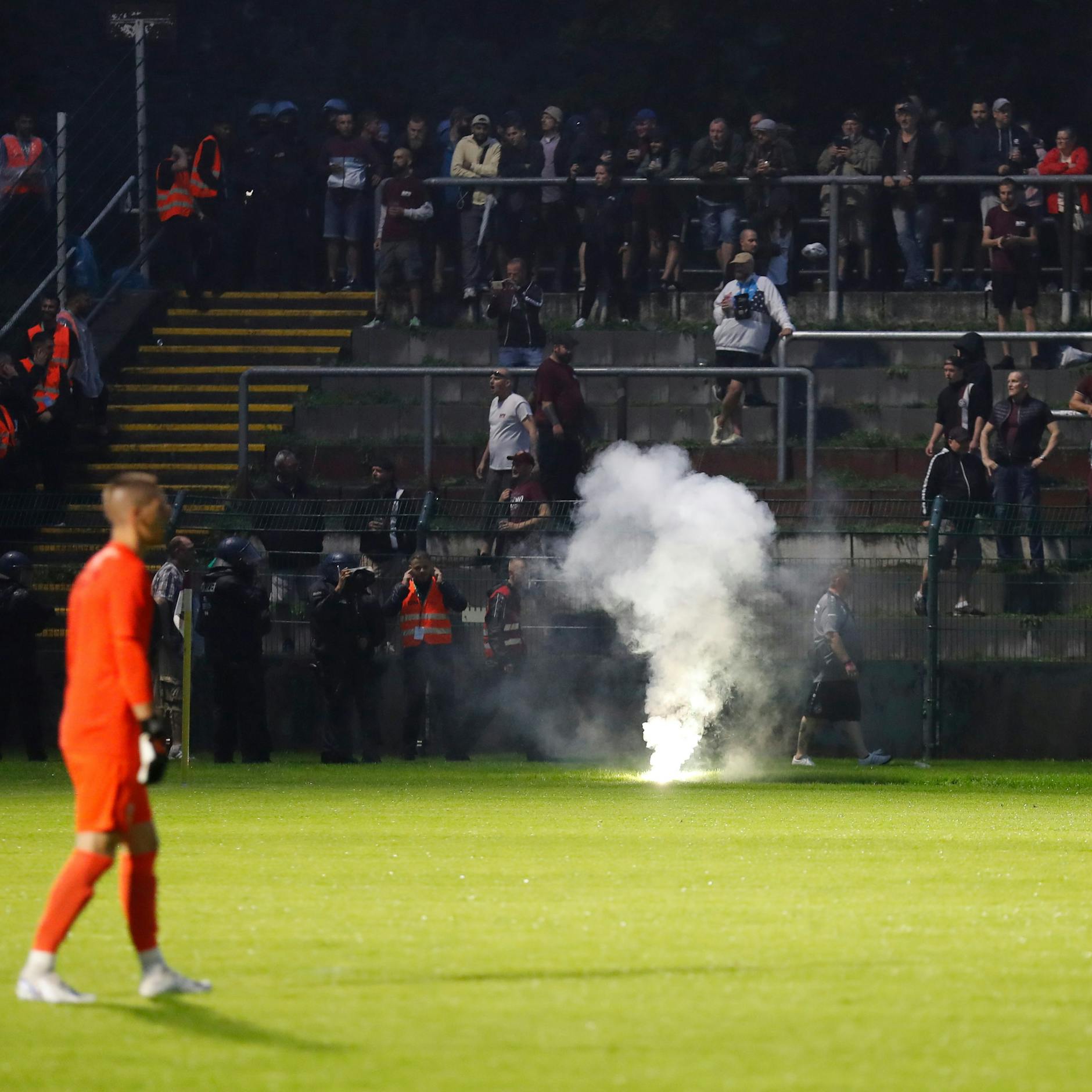 Wegen dieses Pyros pfiff der Schiri die zweite Hälfte zunächst nicht an.