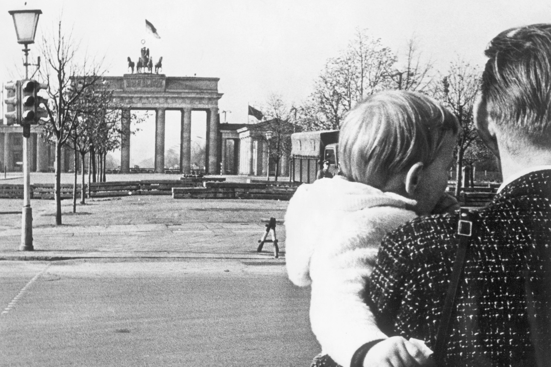 Blick vom Ostsektor auf die Straßensperren vor dem Brandenburger Tor im Oktober 1961.