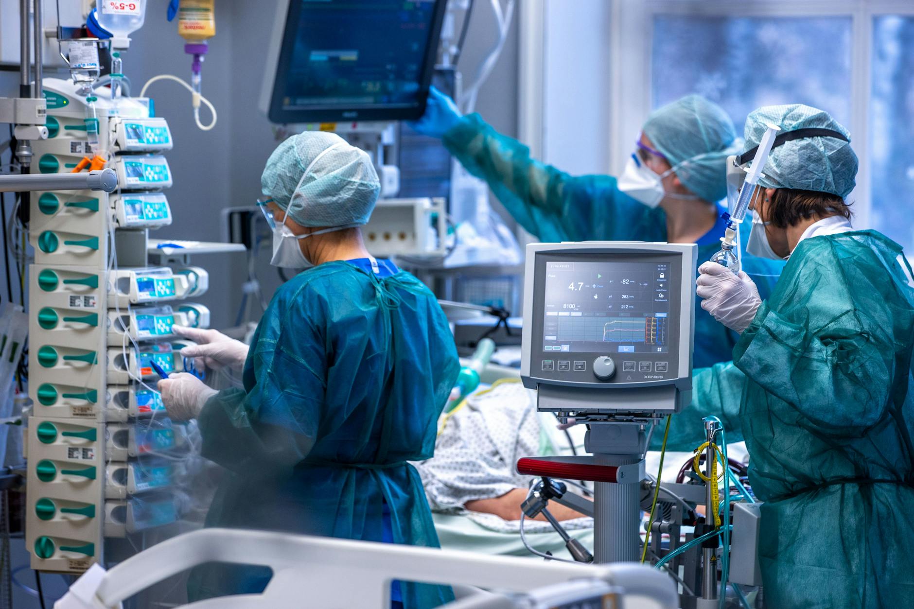 Ärzte und Pflegekräfte betreuen Patienten in einem der Behandlungszimmer der Intensivstation in der Universitätsmedizin Rostock. 