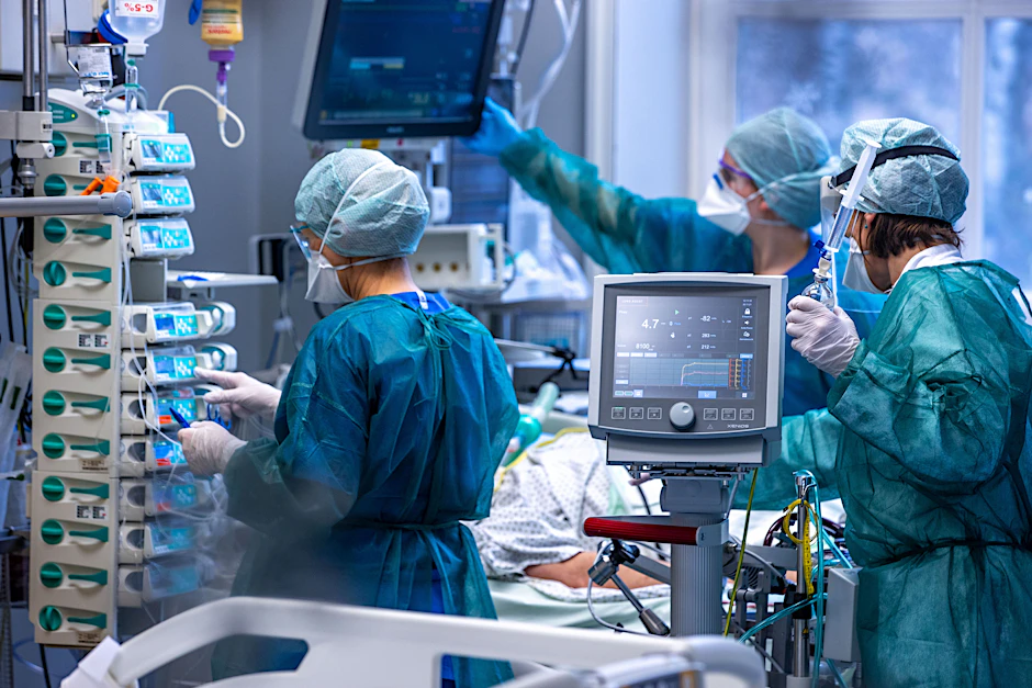 Ärzte und Pflegekräfte betreuen Patienten in einem der Behandlungszimmer der Intensivstation in der Universitätsmedizin Rostock.&nbsp;