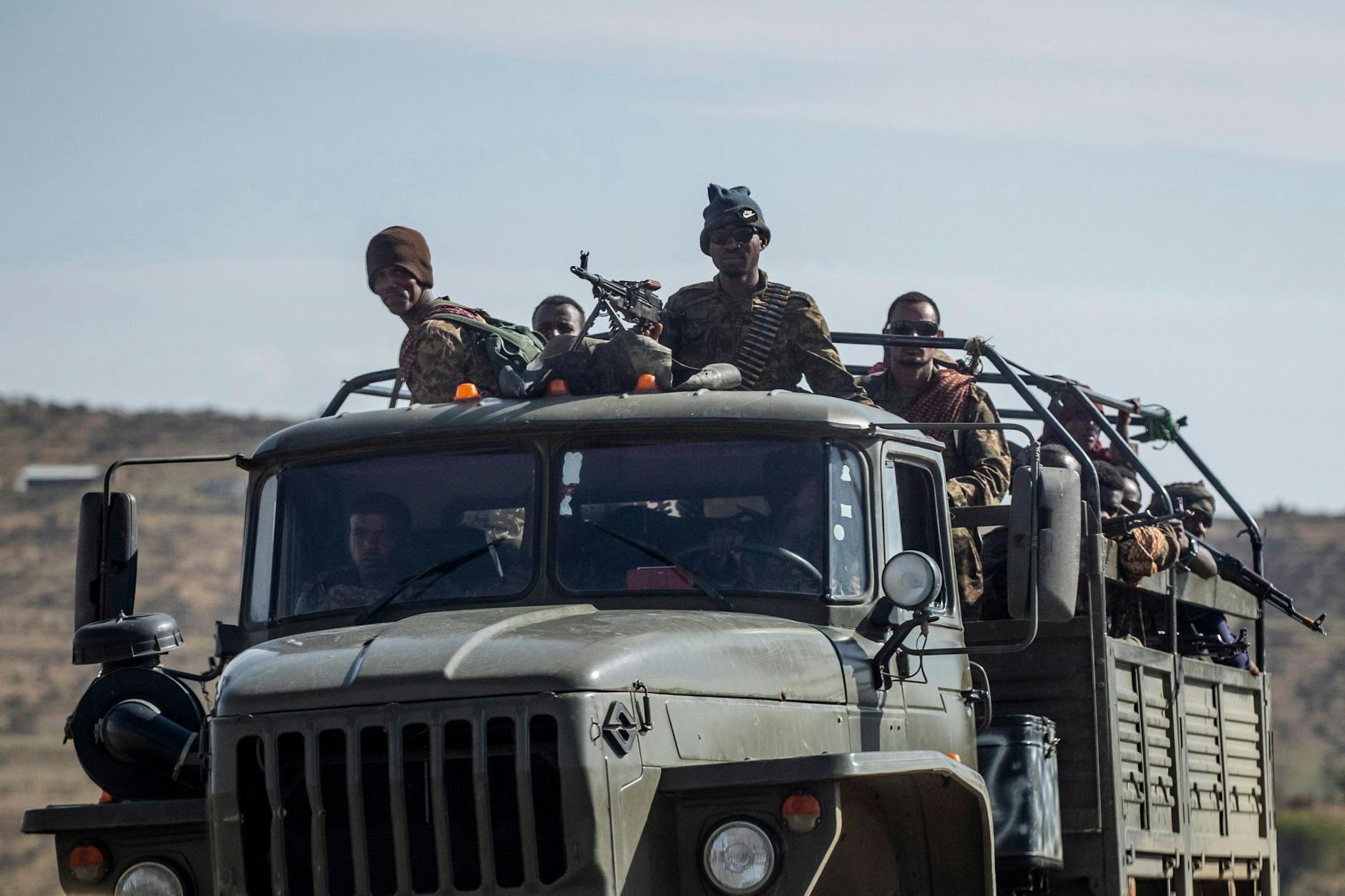 ARCHIV - Äthiopische Regierungssoldaten auf einem Militär-Lastwagen in der Nähe von Agula in der Region Tigray.