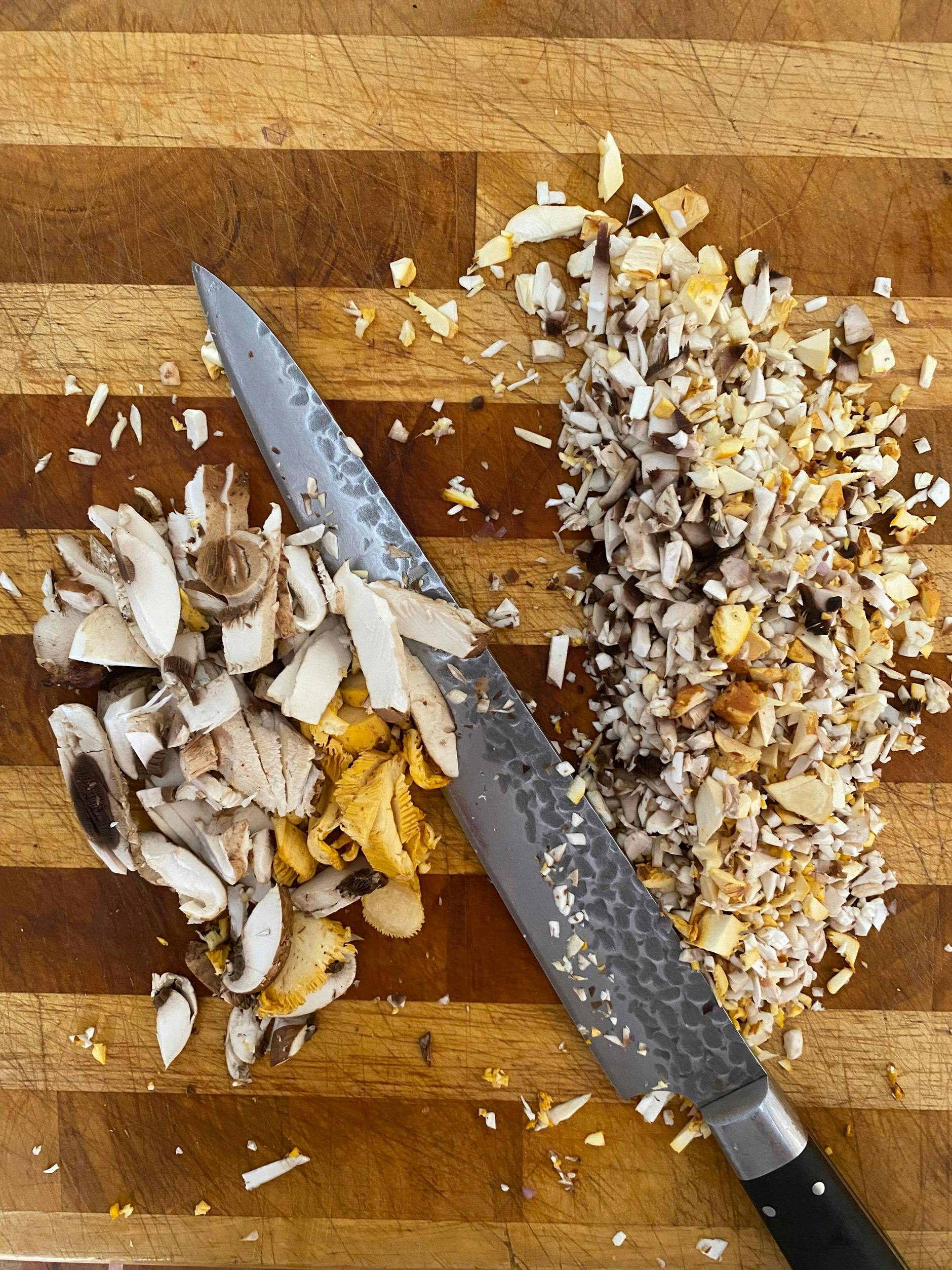 Erster Schritt: Pilze fein hacken.