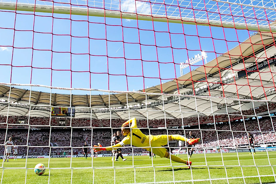 dpatopbilder - Leipzigs Torwart Peter Gulacsi kehrt in das Team zurück.   - Nutzung nur nach schriftlicher Vereinbarung mit der dpa