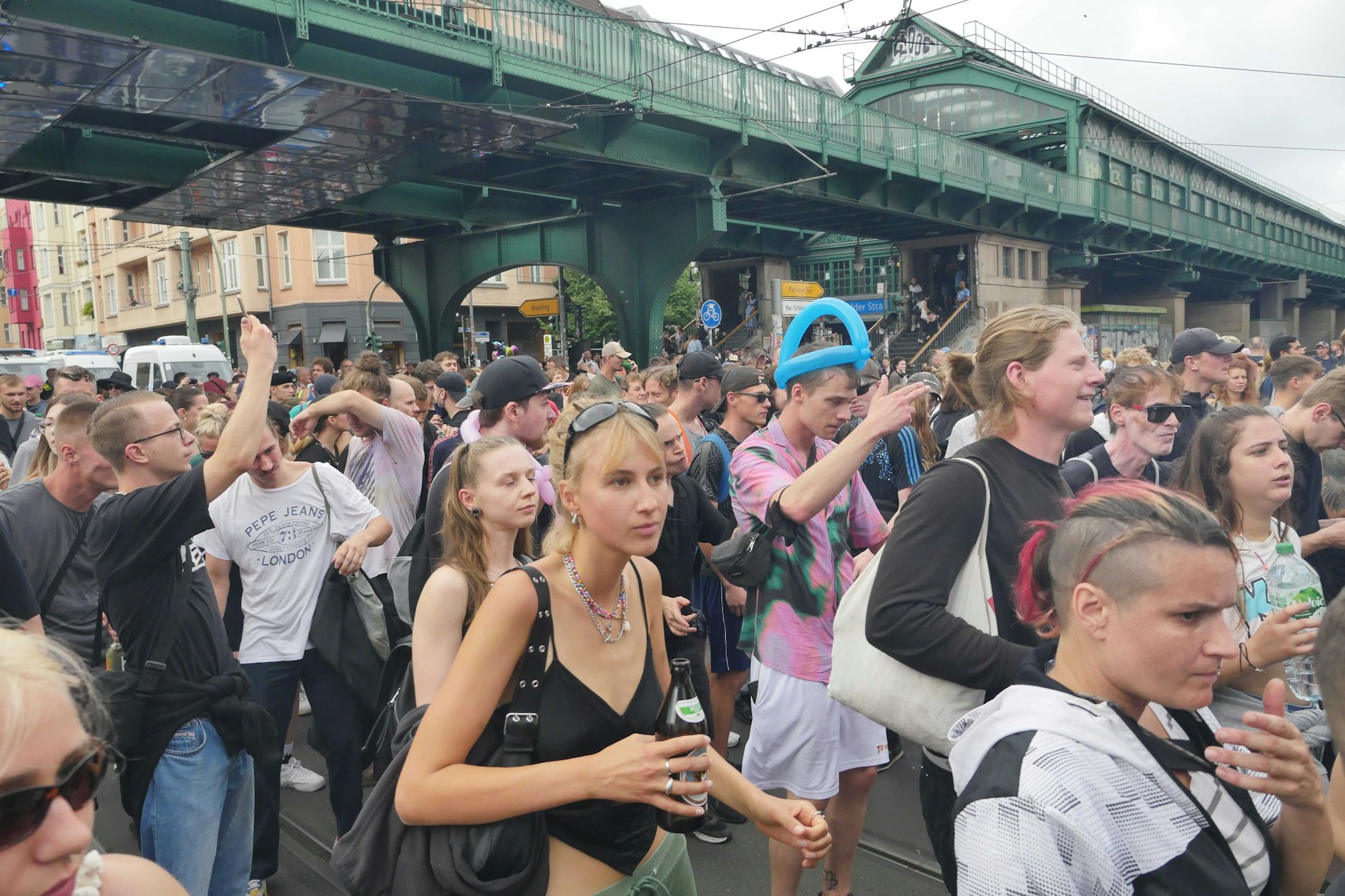 Unter dem Wummern dröhnender Bässe zieht der Zug der Liebe durch die Stadt.