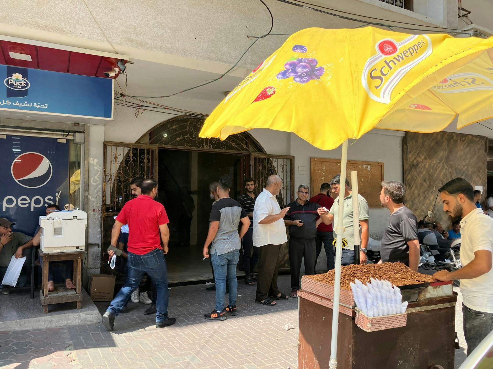 Arbeiter stehen vor dem Verbindungsbüro in Gaza Stadt.