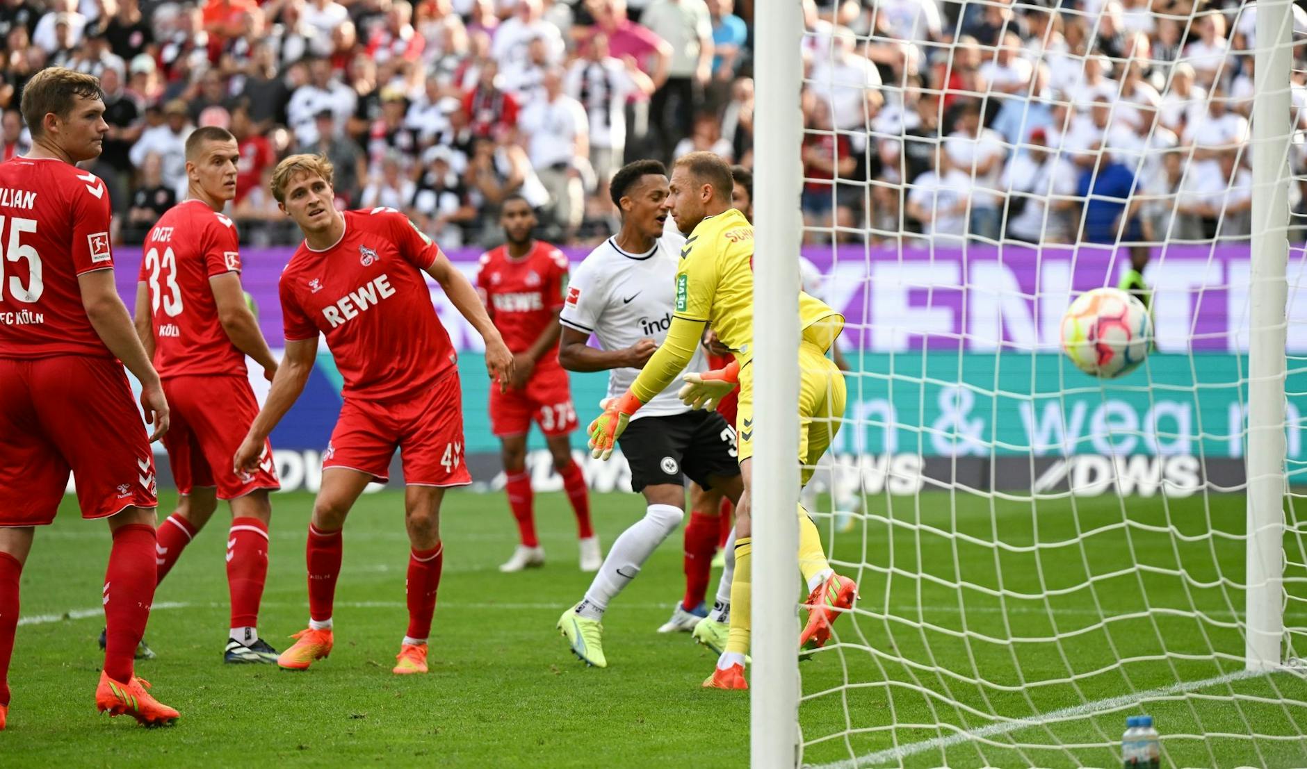 Der Freistoß von Frankfurts Daichi Kamada (nicht im Bild) geht an Kölns Torwart Marvin Schwäbe (r) vorbei zum 1:0 ins Tor. - Nutzung nur nach schriftlicher Vereinbarung mit der dpa