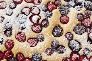 Der beste Blitz-Kuchen zum Wochenende: Mit diesem genialen Rezept zaubern Sie einen superleichten Beerenkuchen oder Pflaumenkuchen vom Blech!