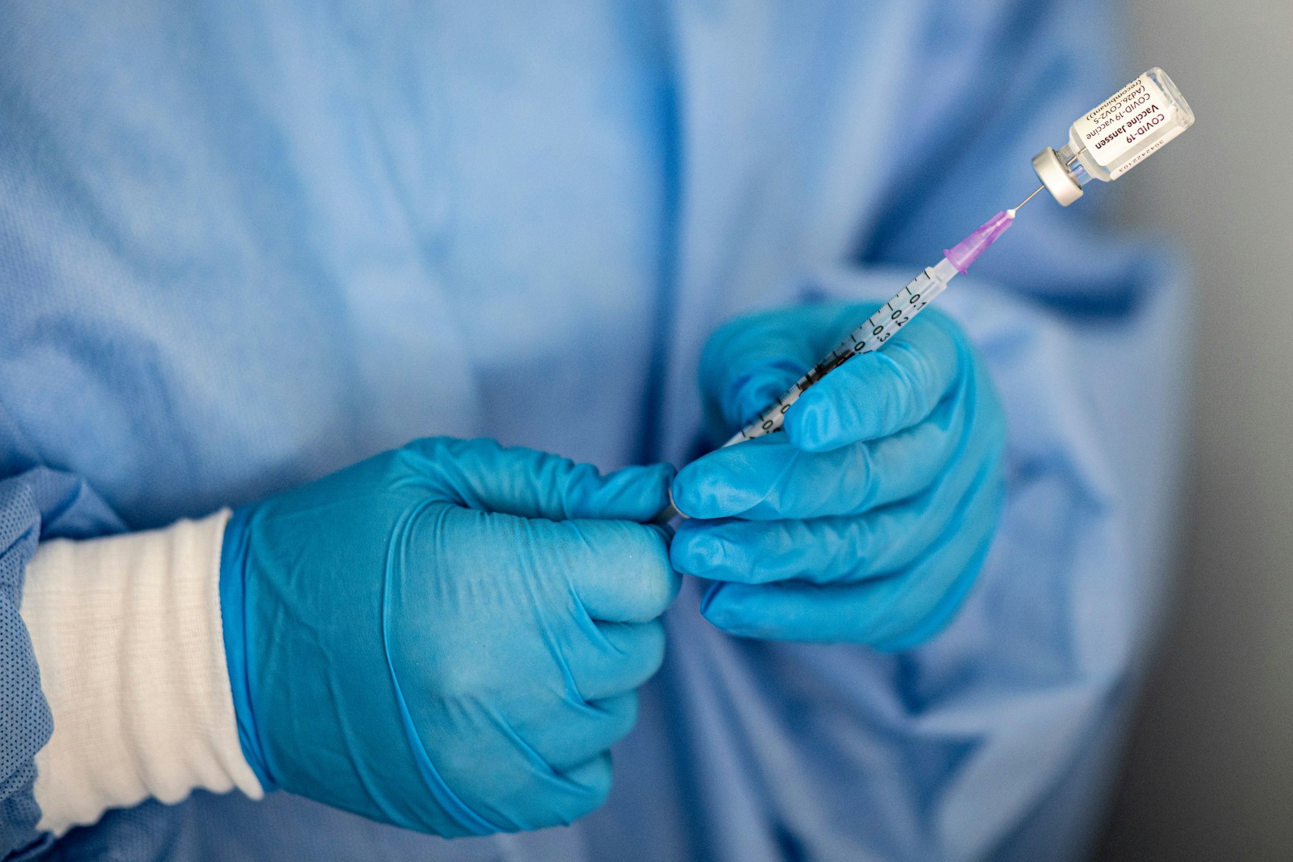 Ein Impfarzt zieht eine Spritze auf. (Symbolbild)