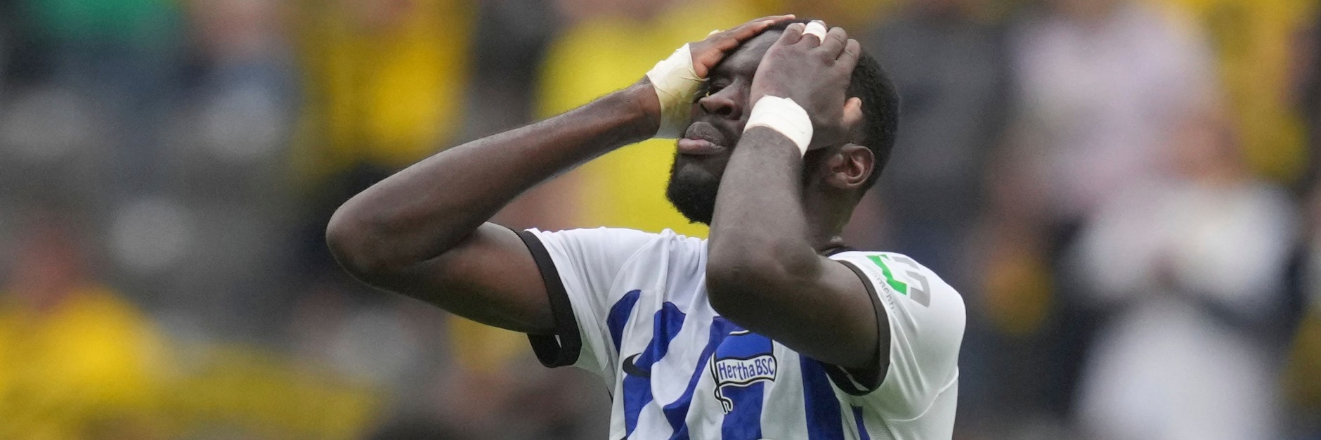 Herthas Stürmer Willy Kanga wirkte schon fast entnervt. Er hatte nicht eine Torchance im Spiel gegen den BVB.