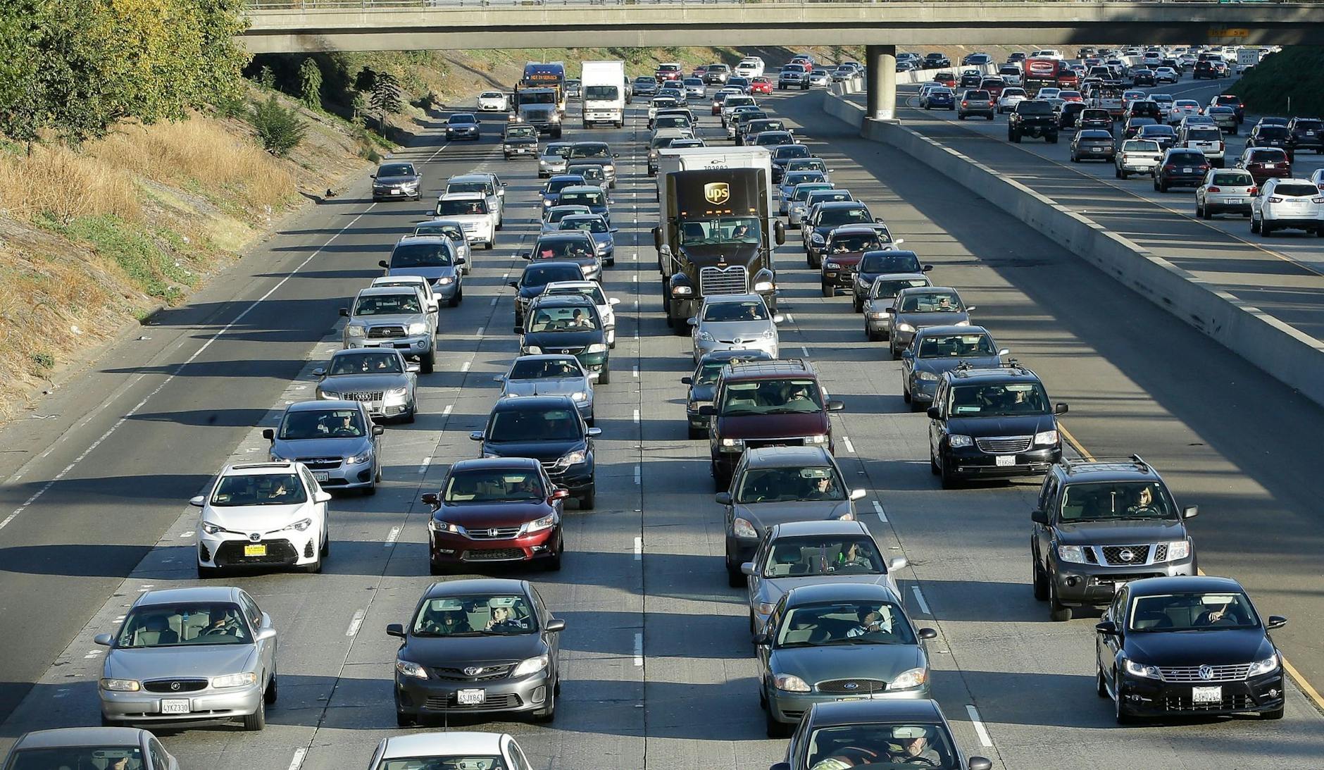 ARCHIV - Der Highway 50 im kalifornischen Sacramento - ab 2035 sollen in dem US-Bundesstaat nur noch emissionsfreie Neuwagen zugelassen werden.