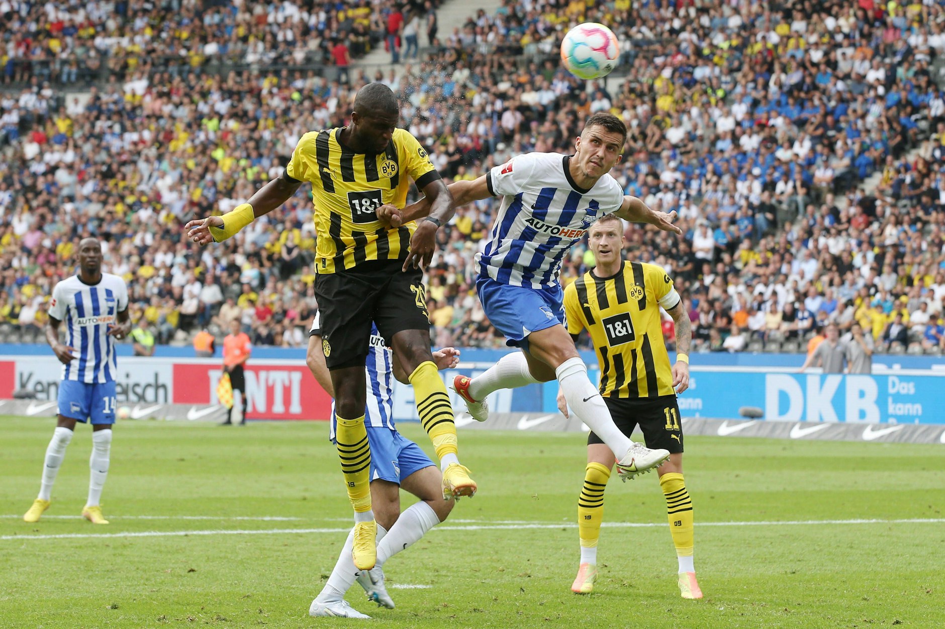Dortmunds Anthony Modeste nickt zum 1:0 ein. Herthas Verteidiger Marc Oliver Kempf war nicht nah genug am Stürmer dran.