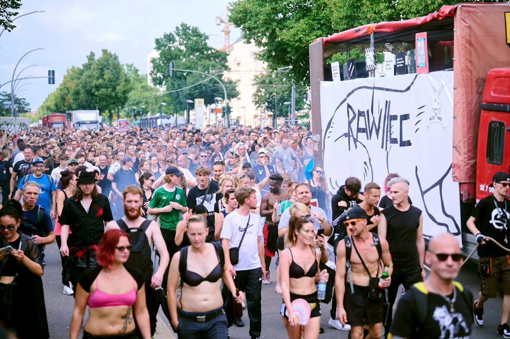 Techno-Parade „Zug der Liebe“: Hier tanzen Tausende durch Berlin - und trotzen fiesen Gewitter-Wolken!