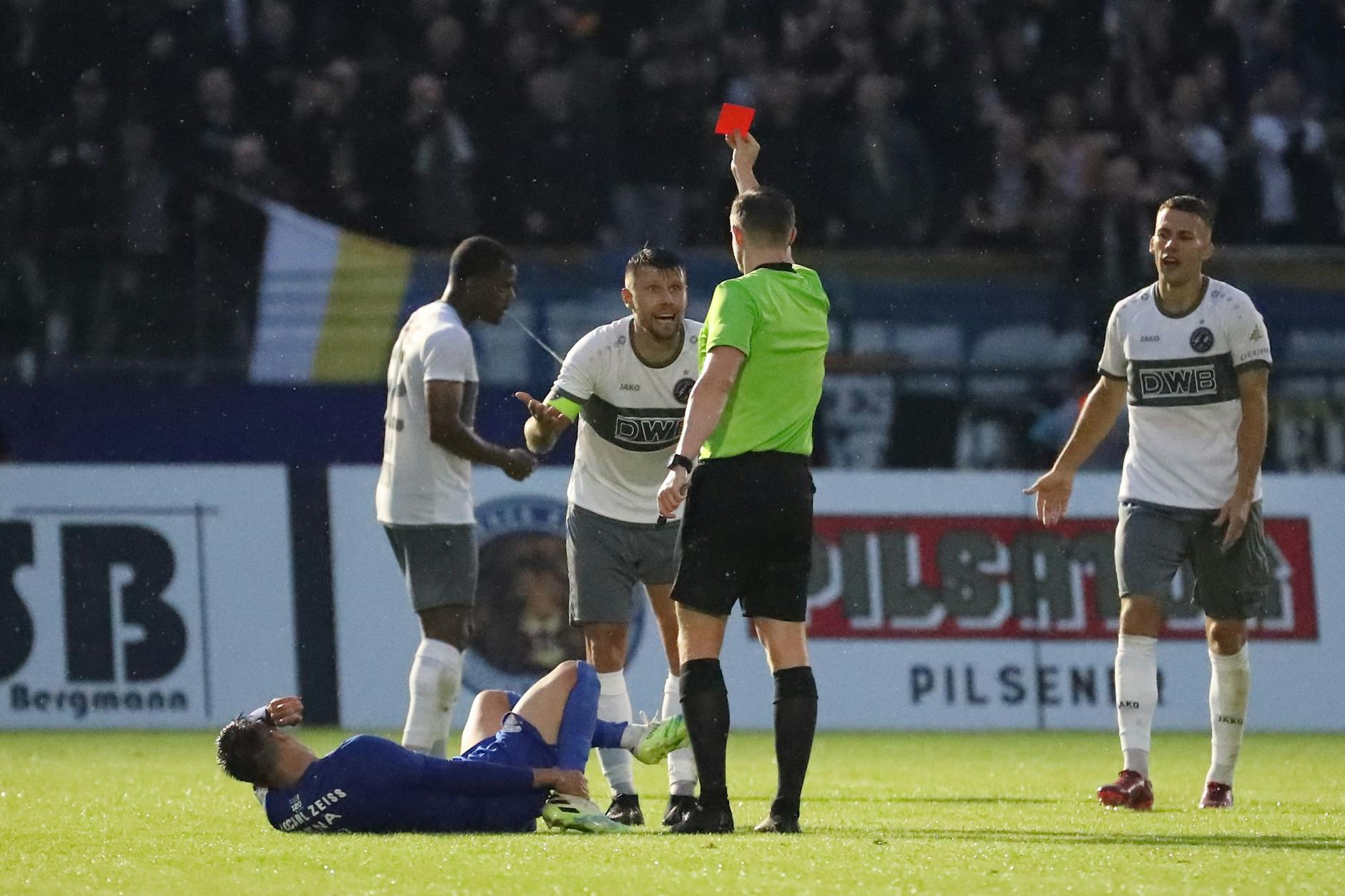 Schiedsrichter Florian Markhoff zeigt BFC-Kapitän Niklas Brandt die Rote Karte.