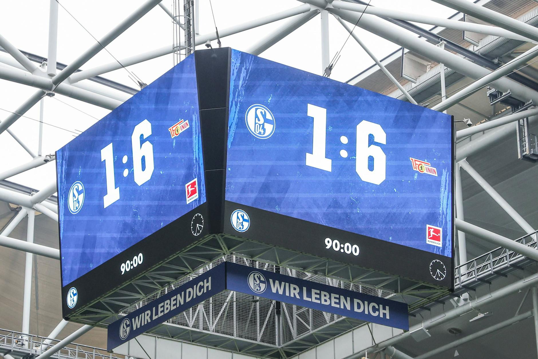 Etwas unwirklich: das Endergebnis auf der großen Anzeigetafel in der Arena AufSchalke