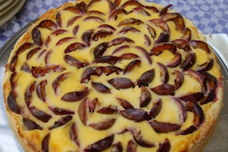 Unfassbar cremig und fruchtig! Rezept für Käsekuchen mit Pflaumen: Diese simple und süße Torte ist ein echter Knüller
