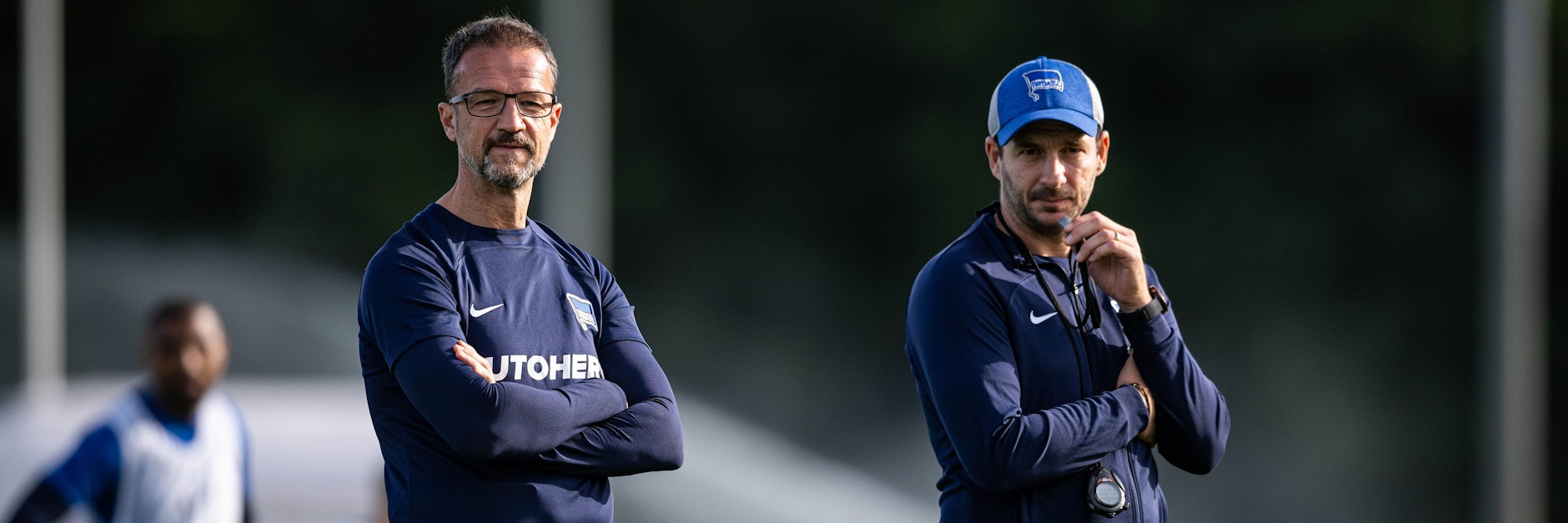 Hertha-Manager Fredi Bobic (l.) ist trotz des Fehlstarts mit der Arbeit von Cheftrainer Sandro Schwarz zufrieden.