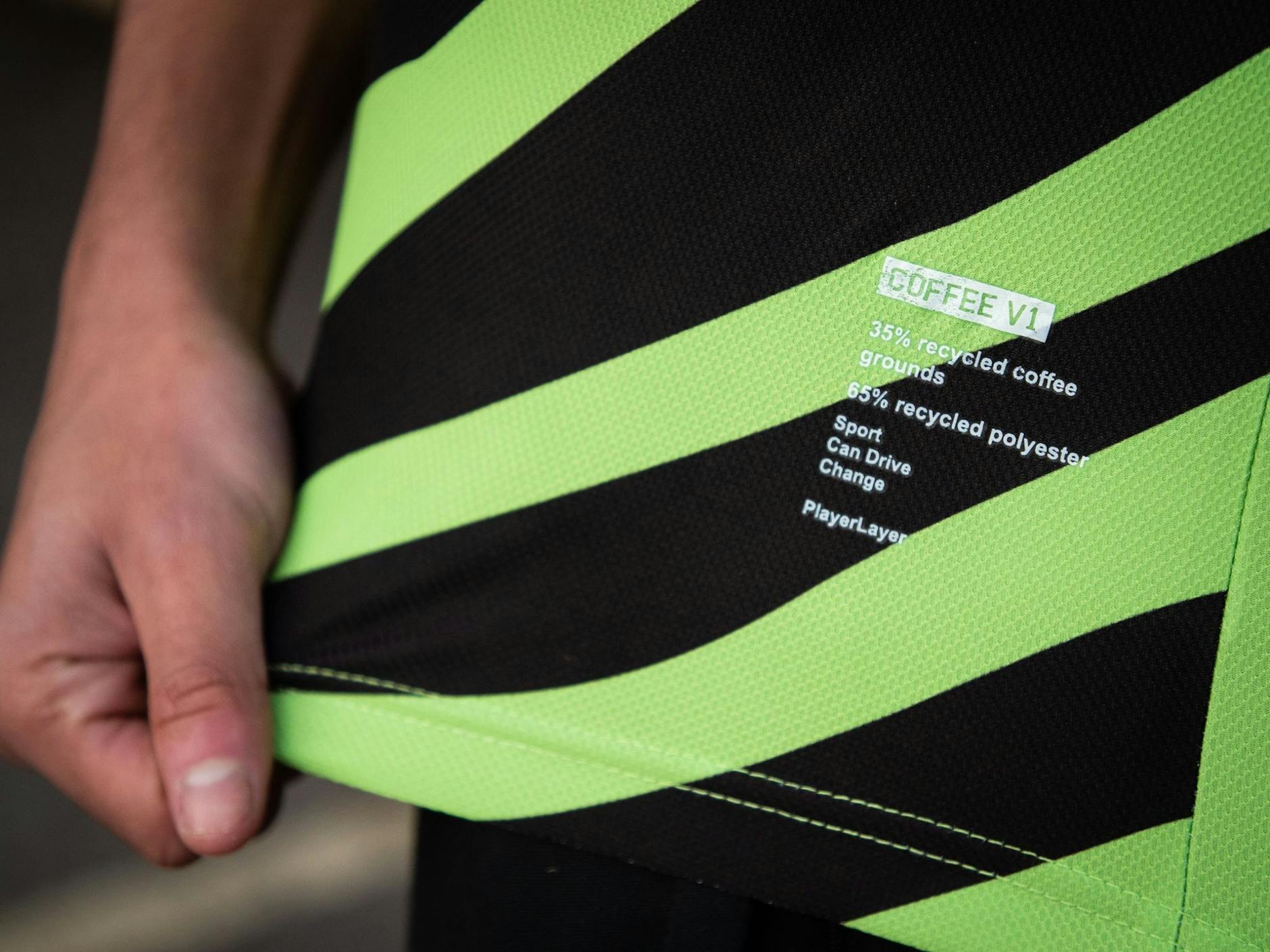 ARCHIV - Ein Schriftzug weist die recycelten Materialen aus, aus denen das Trikot der Forest Green Rovers produziert wurde.