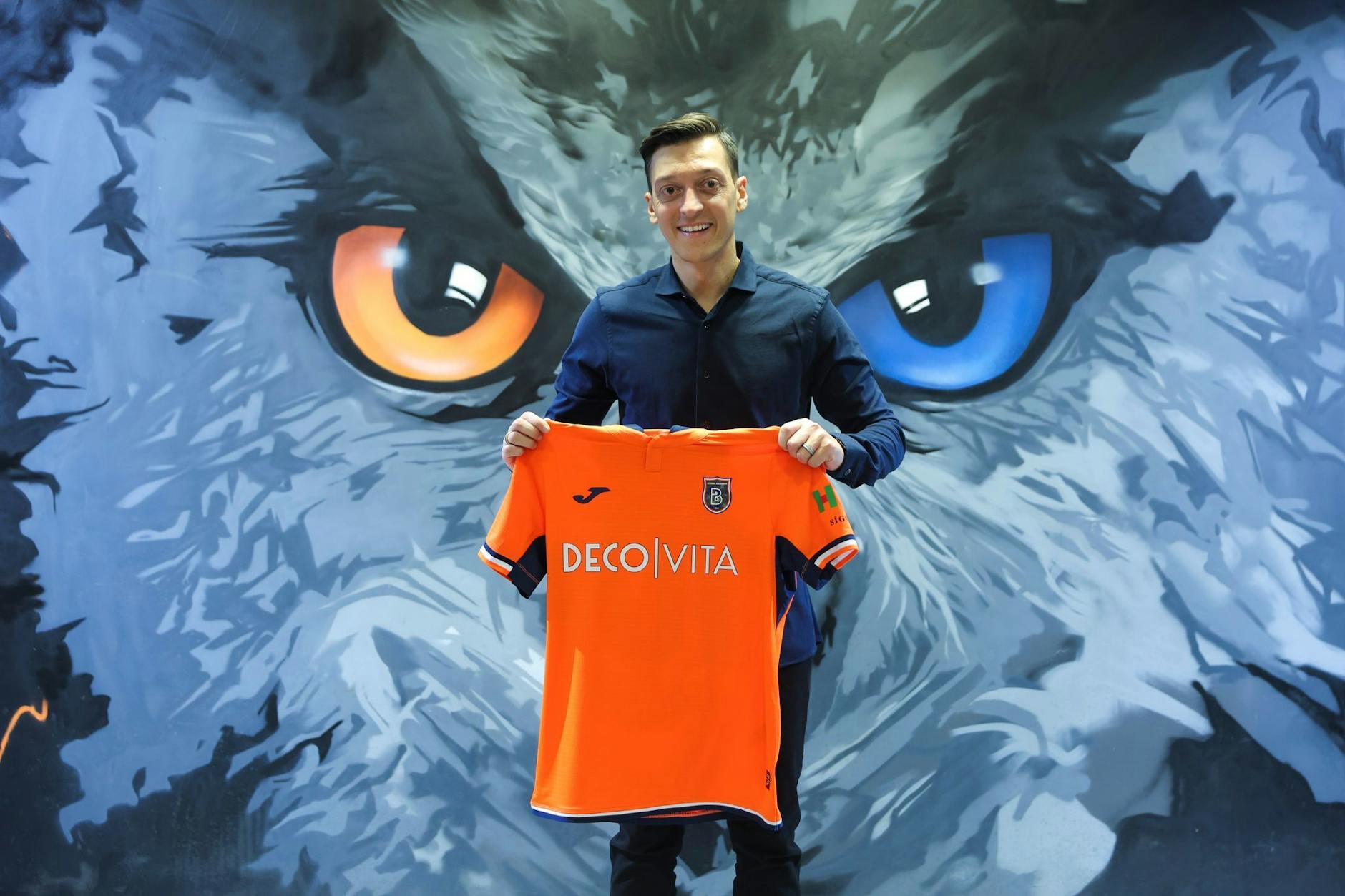 ARCHIV - Der Ex-Weltmeister Mesut Özil zeigt sich zufrieden mit seinem Liga-Debüt für Basaksehir Istanbul.