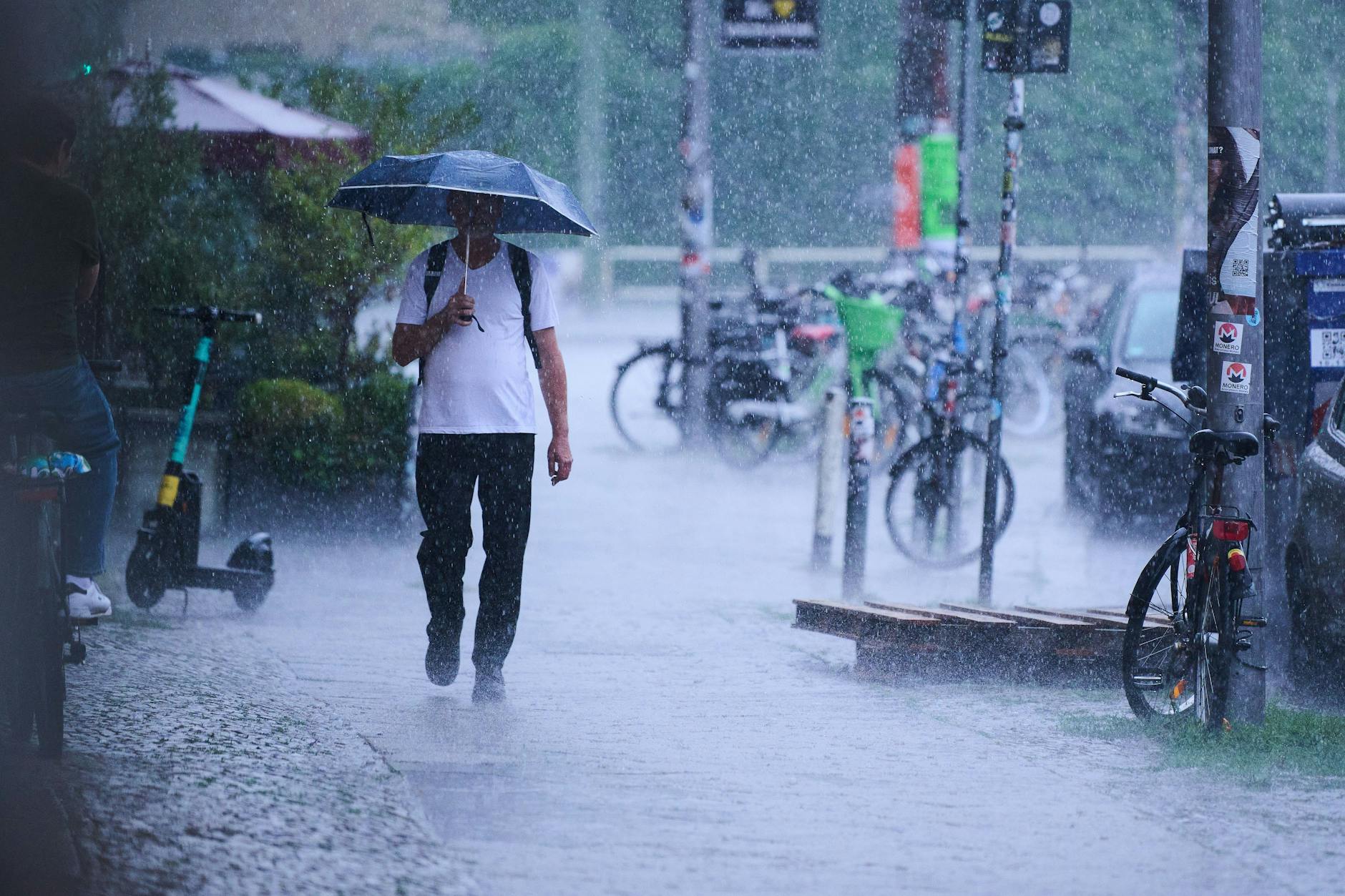 Fußgänger läuft durch den Regen in Berlin.