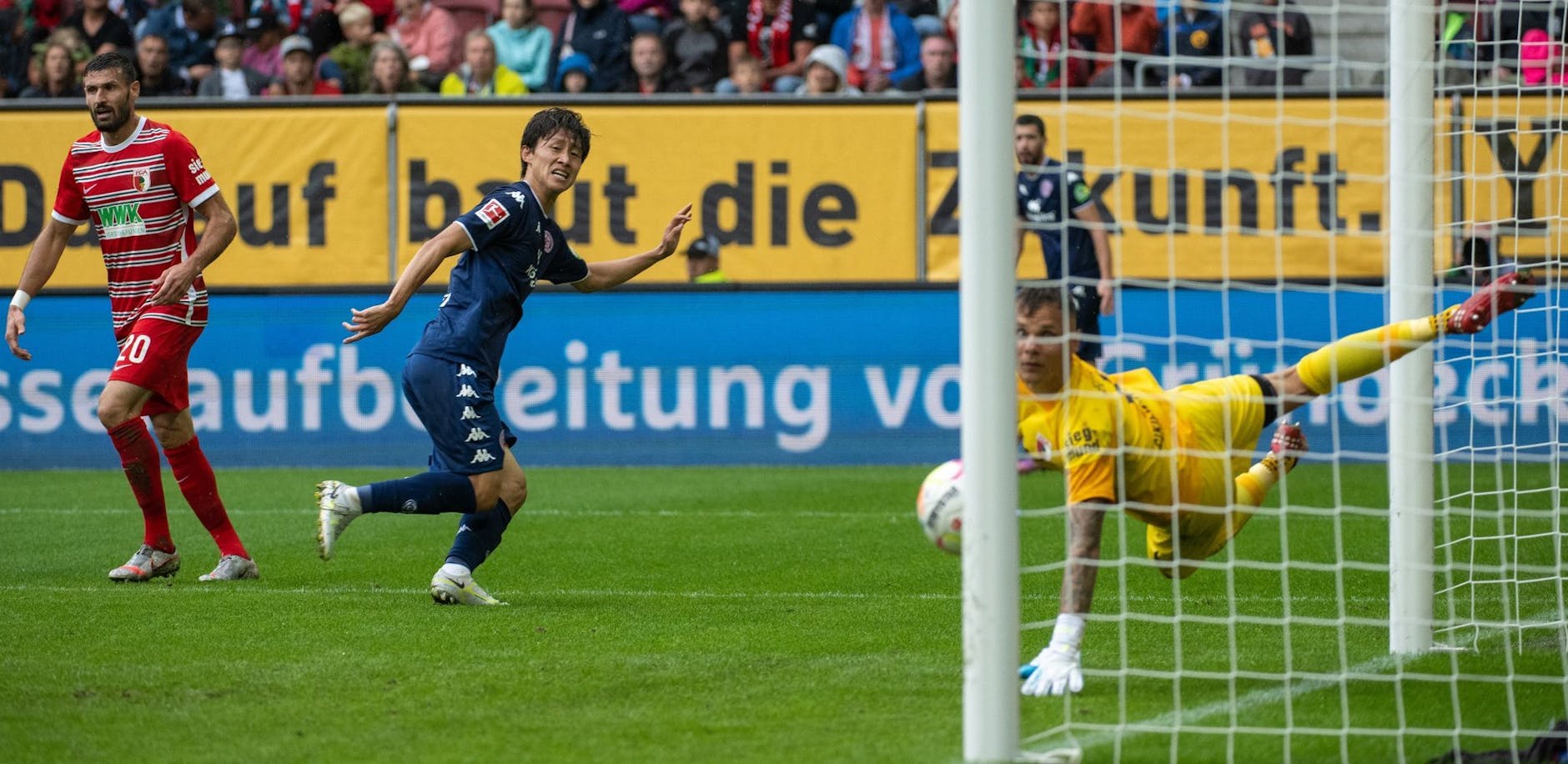 Mainz Jae-Sung Lee erzielt den 2:1-Siegtreffer in Augsburg. - Nutzung nur nach schriftlicher Vereinbarung mit der dpa