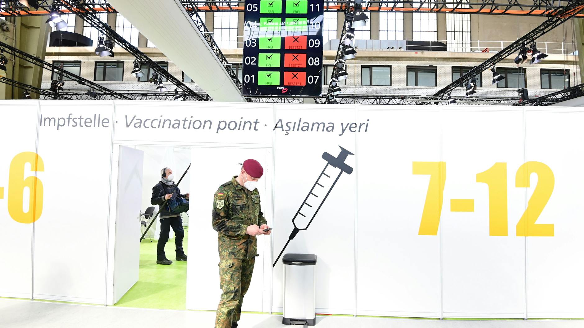 Ein Soldat der Bundeswehr steht im Corona-Impfzentrum am ehemaligen Flughafen Tempelhof kurz vor dessen Eröffnung (Archivfoto). 