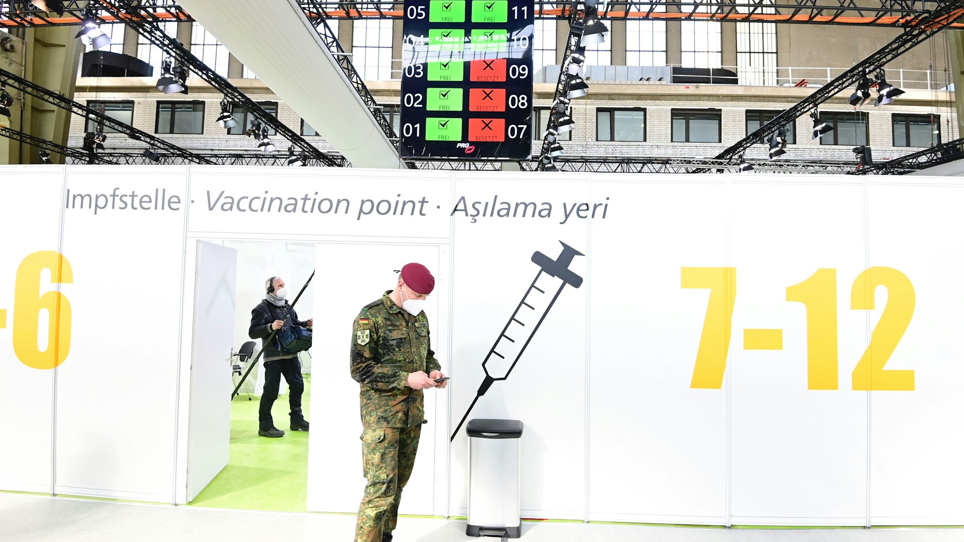 Ein Soldat der Bundeswehr steht im Corona-Impfzentrum am ehemaligen Flughafen Tempelhof kurz vor dessen Eröffnung (Archivfoto).&nbsp;