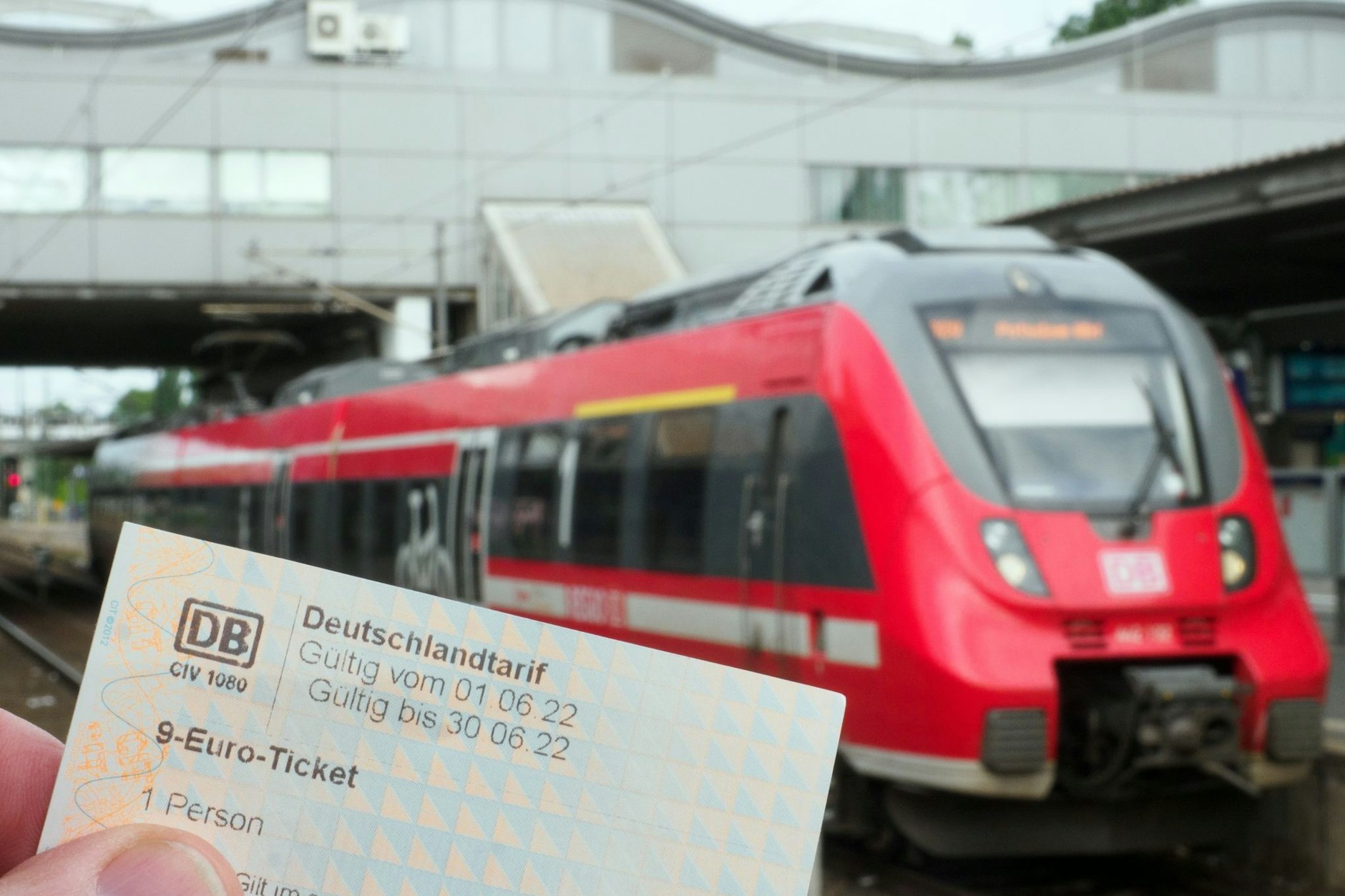 Mit dem 9-Euro-Ticket am Potsdamer Hauptbahnhof: Damit ist ab nächste Woche Schluss. Wird es eine Nachfolgelösung geben? 