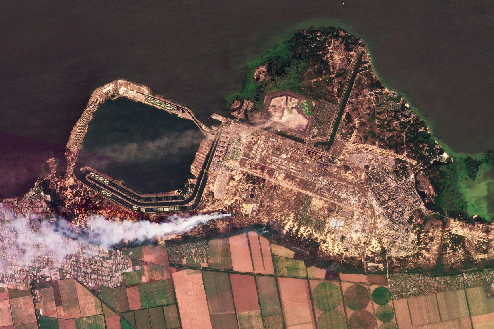 Satellitenbilder von Planet Labs PBC zeigen Rauch, der von Bränden im Kernkraftwerk Saporischschja aufsteigt. 