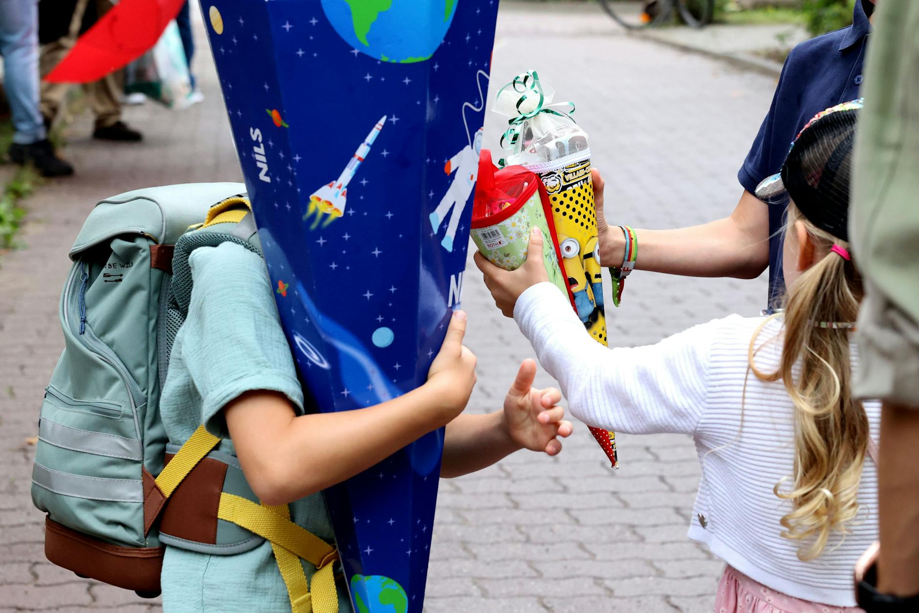 Eckig und groß ist die Schultüte für das frischgebackene Schulkind. Für die anderen Kinder gibt es kleinere Tüten.
