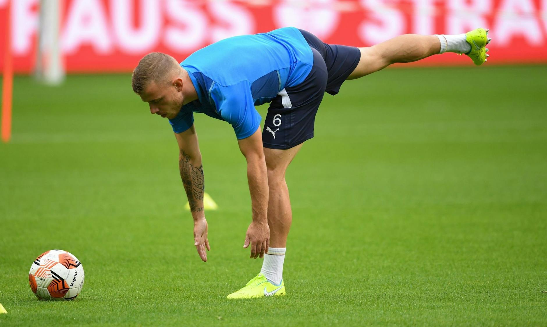ARCHIV - Max Meyer beim Training von Fenerbahce Istanbul.
